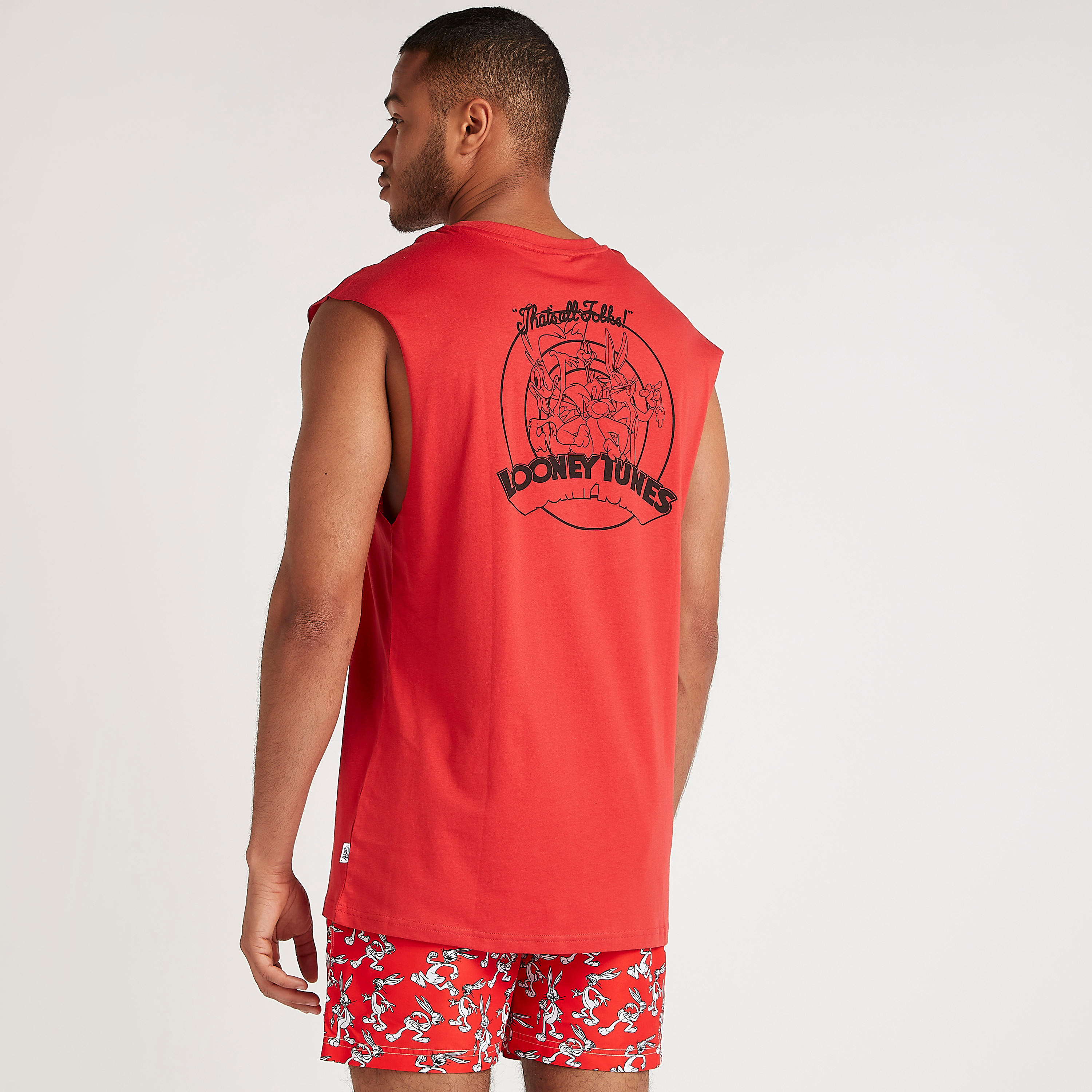تيشيرت دون أكمام بياقة ضيّقة وطبعات لوني تيونز-men-clothing-tshirtsandpolos-tshirts-image-4
