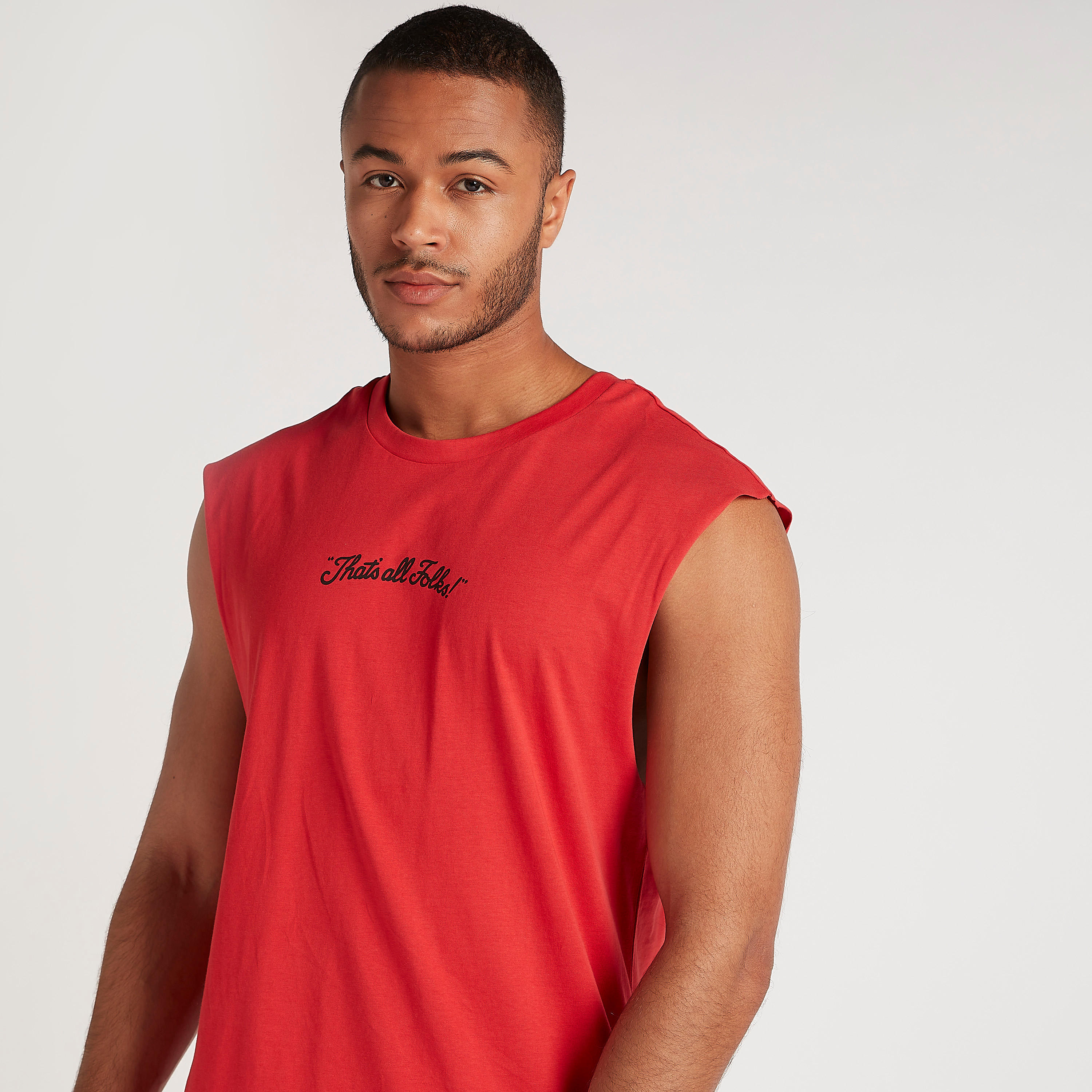 تيشيرت دون أكمام بياقة ضيّقة وطبعات لوني تيونز-men-clothing-tshirtsandpolos-tshirts-image-5