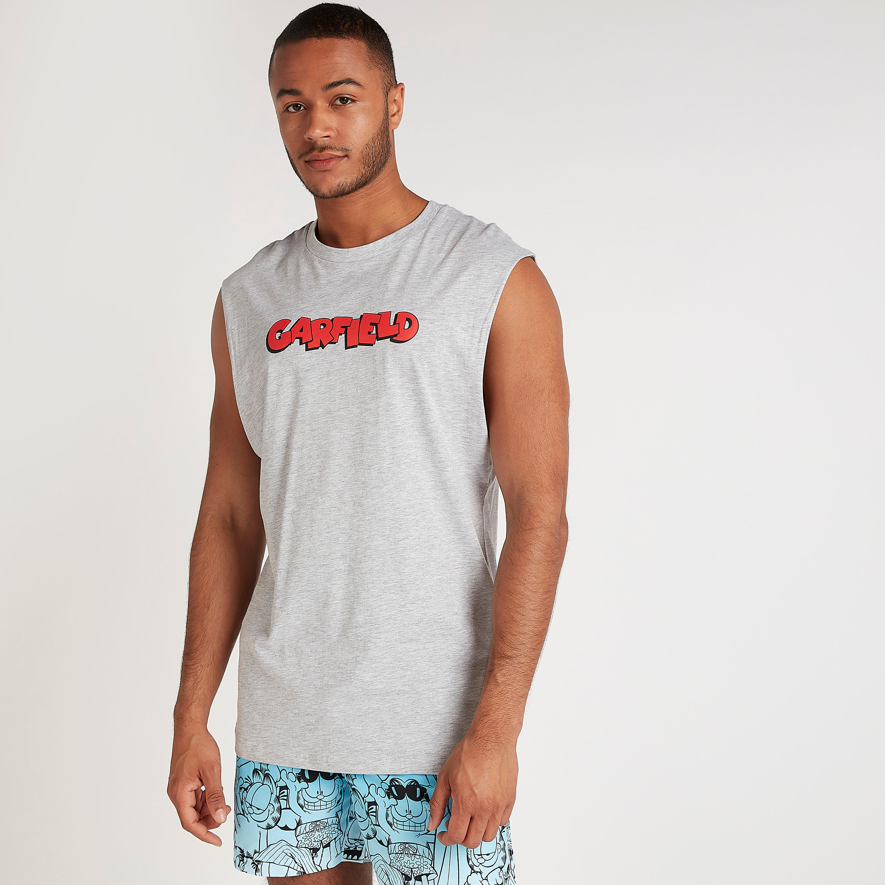 تيشيرت دون أكمام بياقة ضيّقة وطبعات غارفيلد-men-clothing-tshirtsandpolos-tshirts-image-1