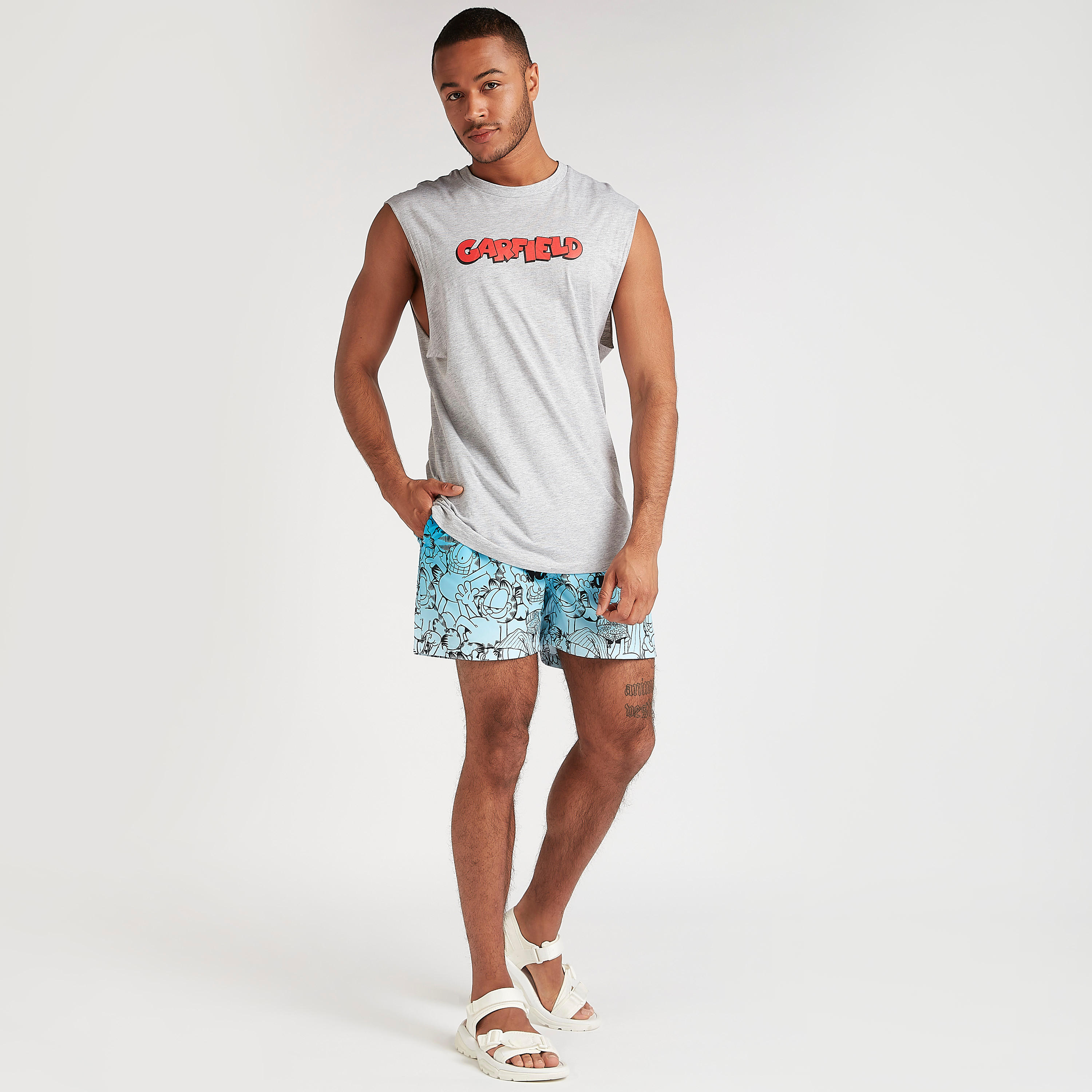 تيشيرت دون أكمام بياقة ضيّقة وطبعات غارفيلد-men-clothing-tshirtsandpolos-tshirts-image-2