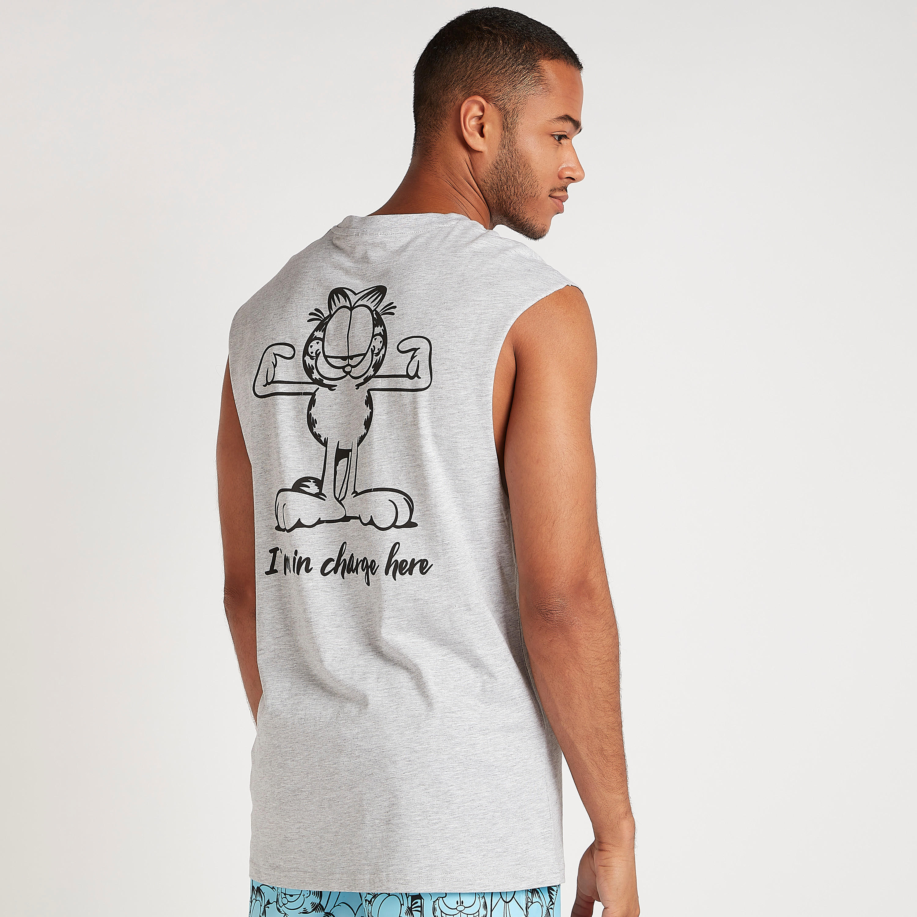 تيشيرت دون أكمام بياقة ضيّقة وطبعات غارفيلد-men-clothing-tshirtsandpolos-tshirts-image-4
