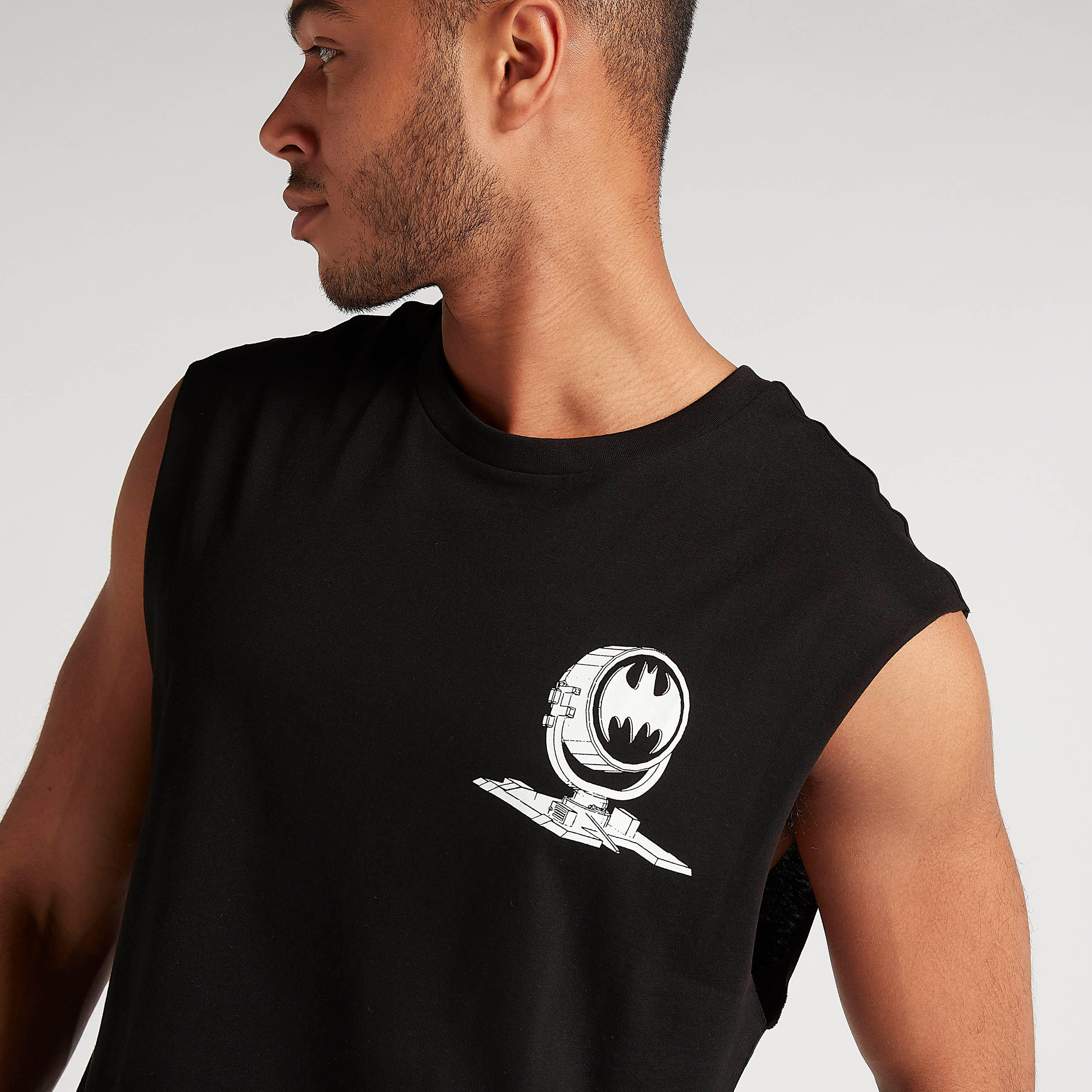 تيشيرت دون أكمام بياقة ضيّقة وطبعات باتمان-men-clothing-tshirtsandpolos-tshirts-image-3