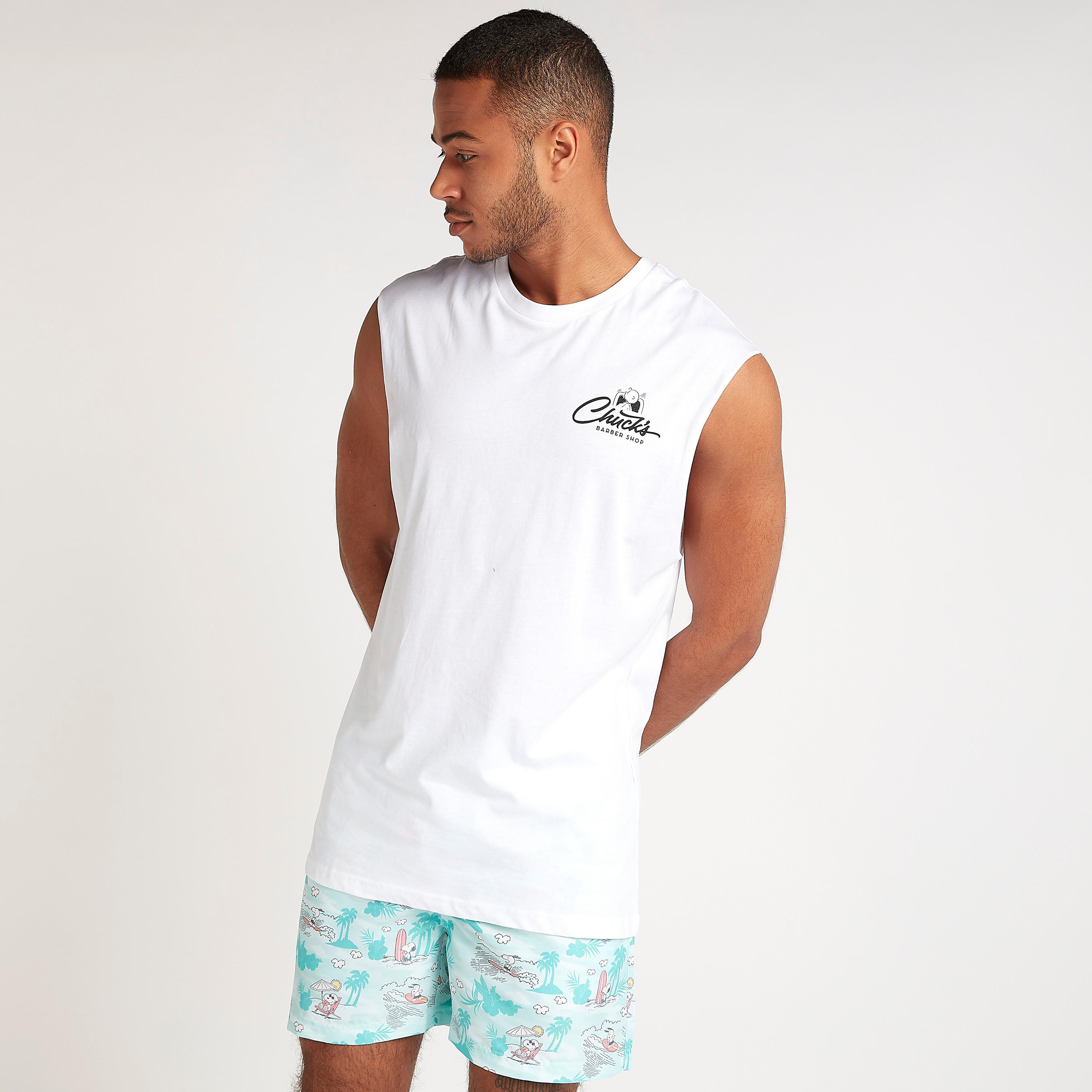 تيشيرت دون أكمام بياقة ضيقة وطبعات بينوتس سنوبي موستاش-men-clothing-tshirtsandpolos-tshirts-image-1