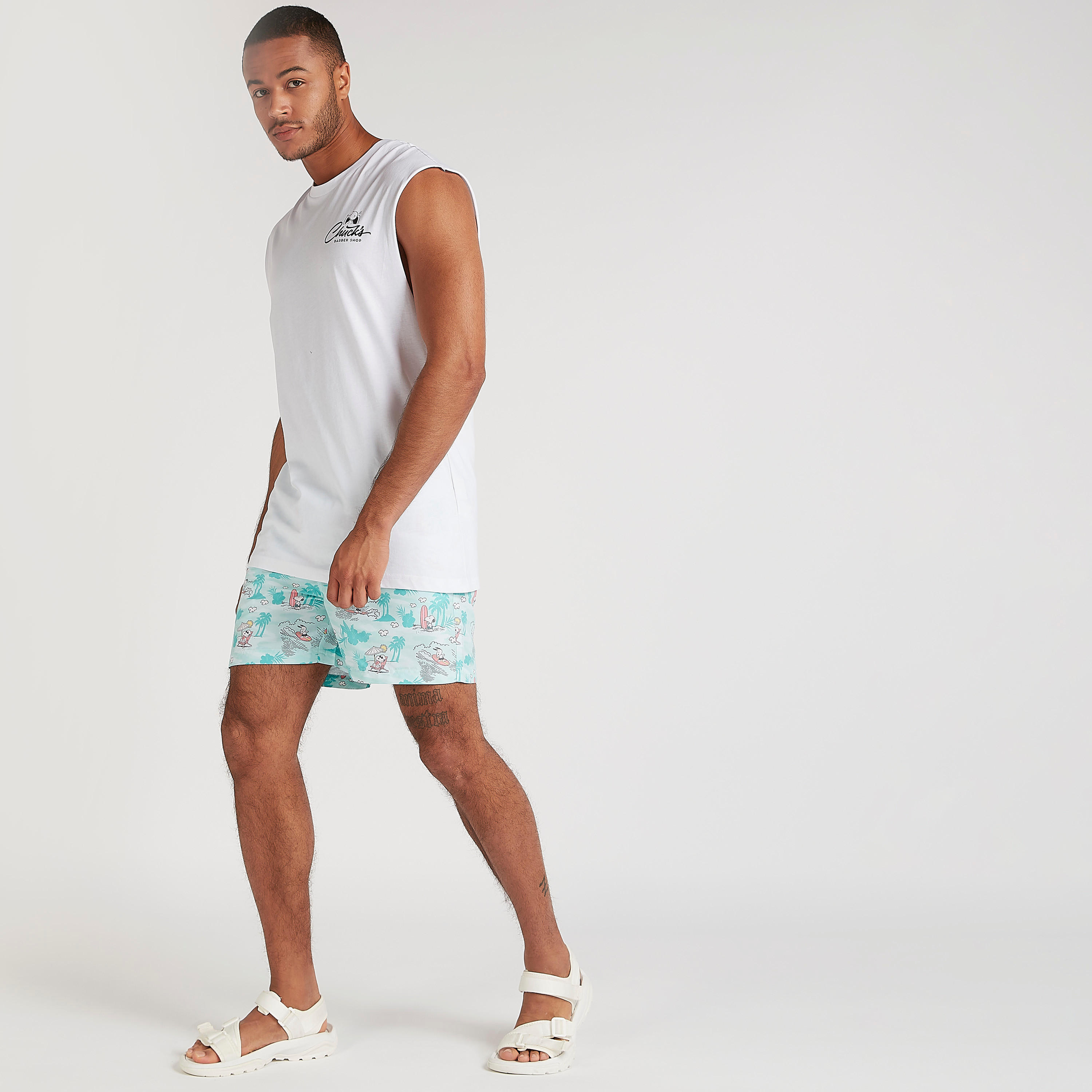 تيشيرت دون أكمام بياقة ضيقة وطبعات بينوتس سنوبي موستاش-men-clothing-tshirtsandpolos-tshirts-image-2