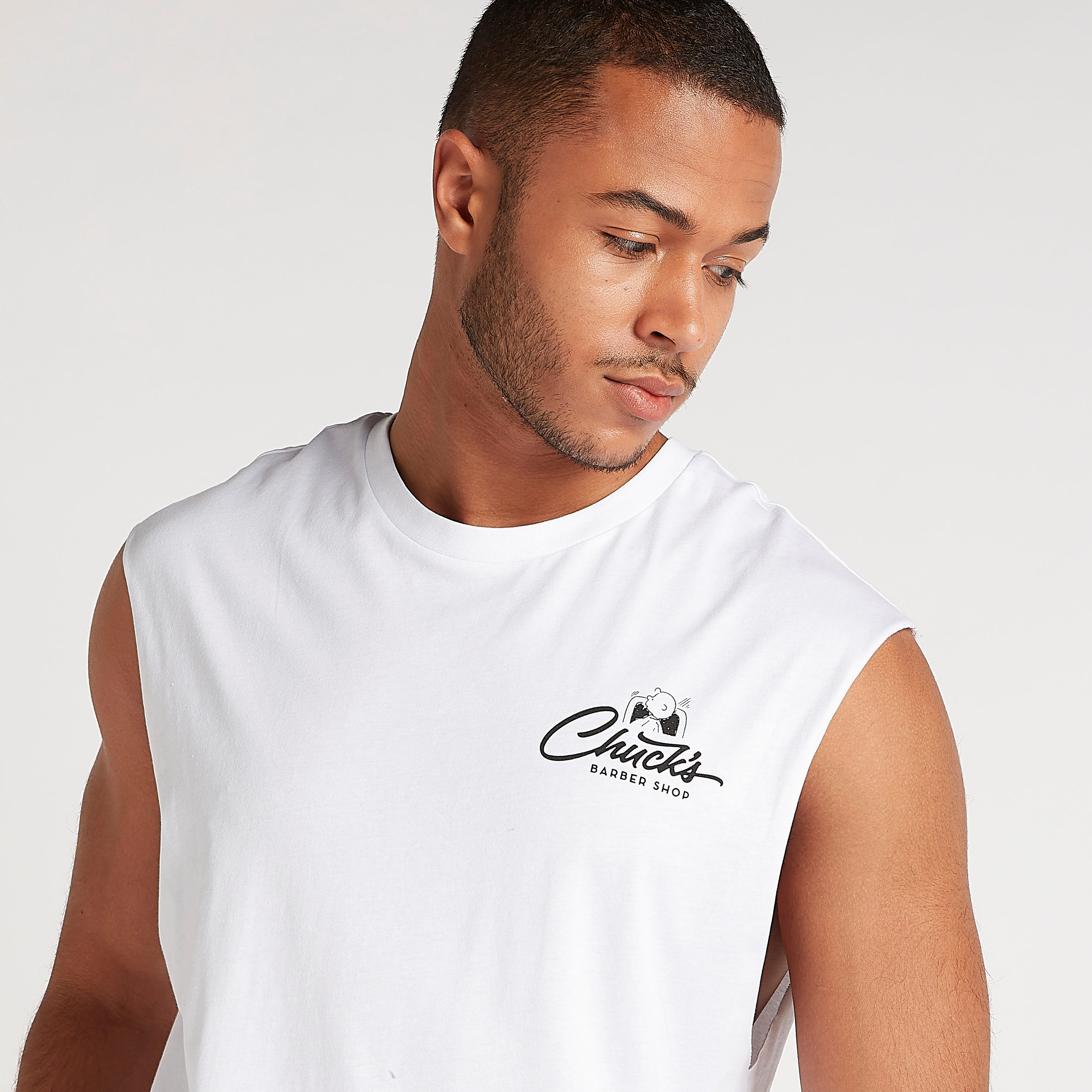 تيشيرت دون أكمام بياقة ضيقة وطبعات بينوتس سنوبي موستاش-men-clothing-tshirtsandpolos-tshirts-image-3