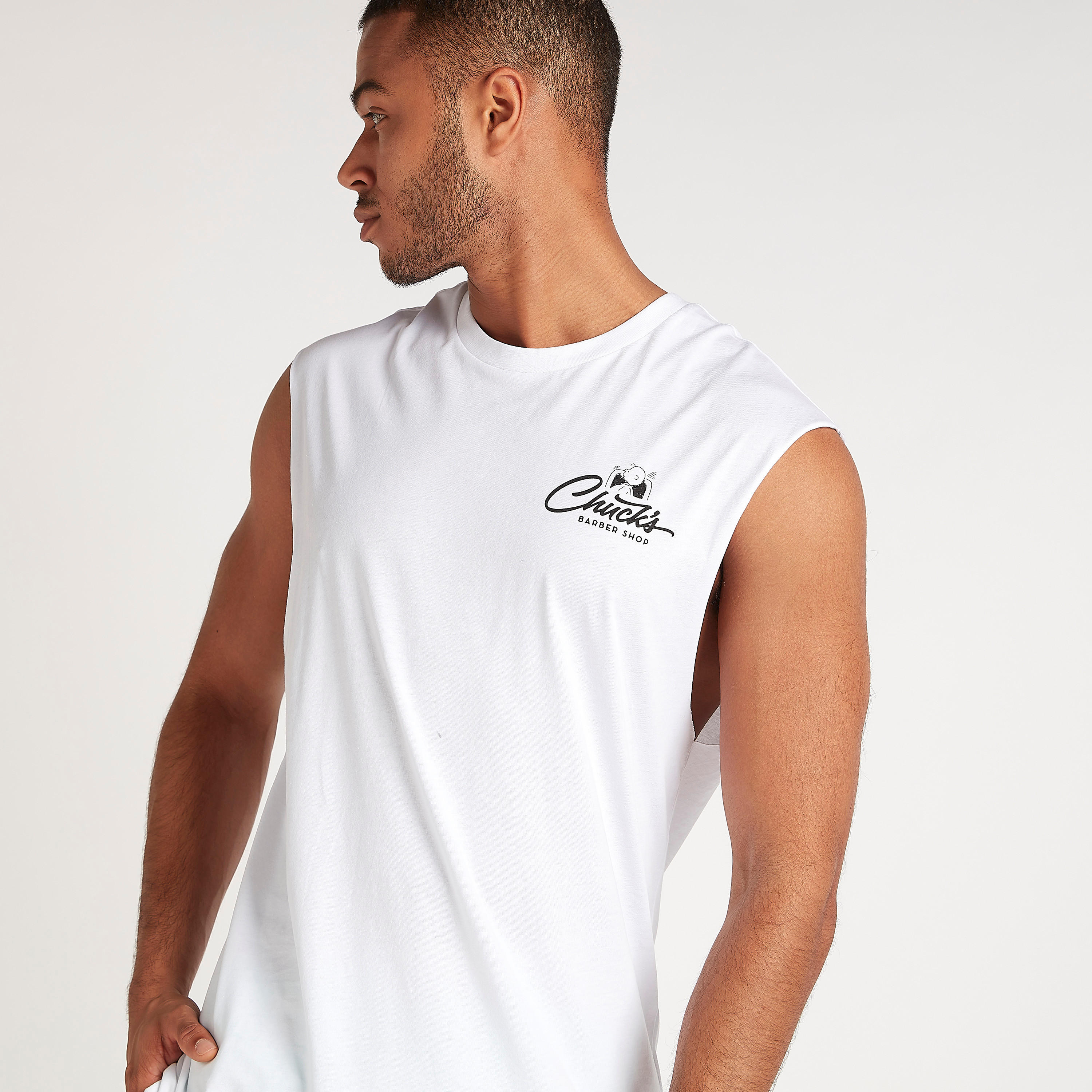 تيشيرت دون أكمام بياقة ضيقة وطبعات بينوتس سنوبي موستاش-men-clothing-tshirtsandpolos-tshirts-image-5