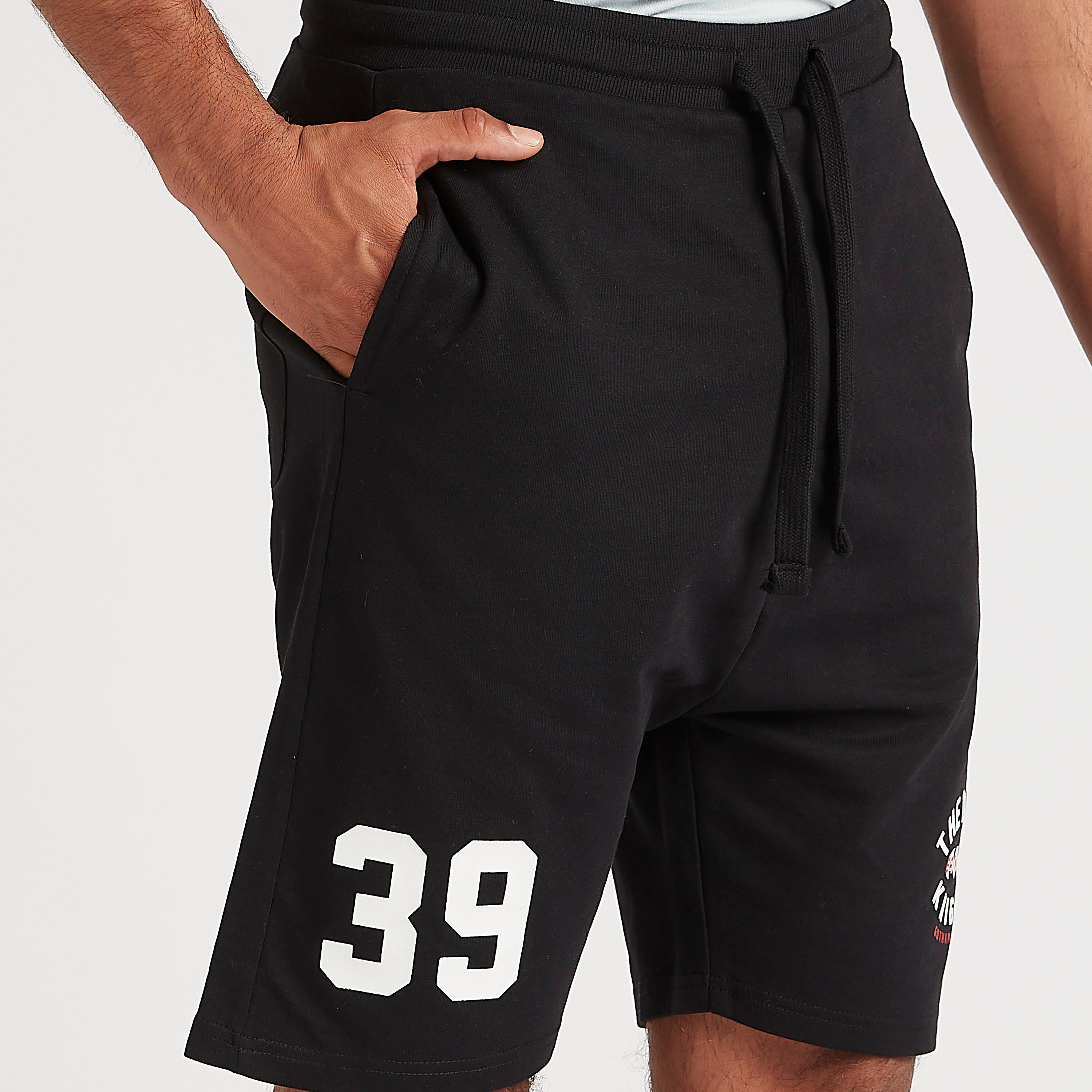 شورت بطبعات دارك نايت برباط إغلاق وخصر متوسّط الارتفاع-men-clothing-bottoms-shorts-image-3