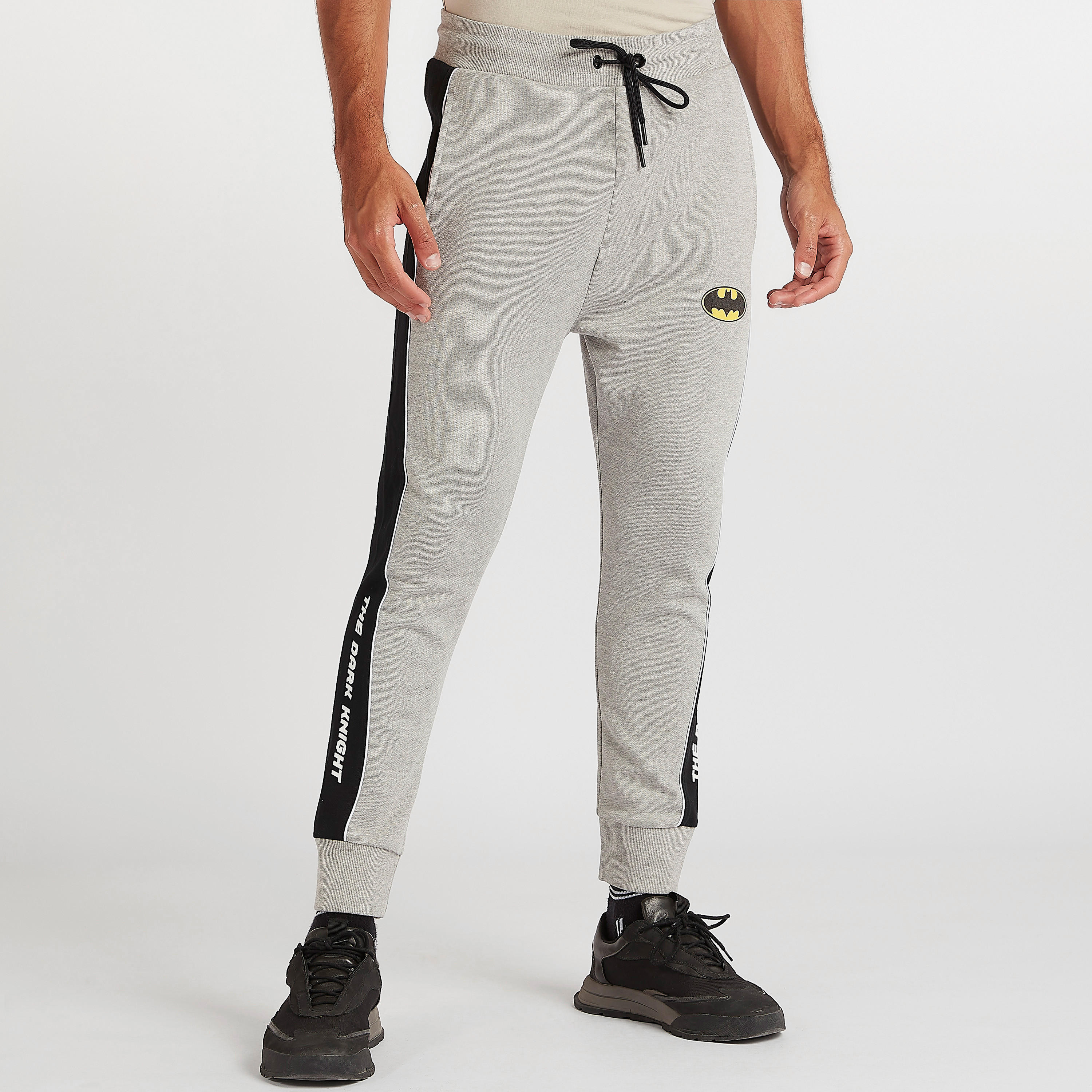 بنطلون رياضي بخصر متوسط الارتفاع وطبعات باتمان ورباط إغلاق-men-clothing-bottoms-joggers-image-5