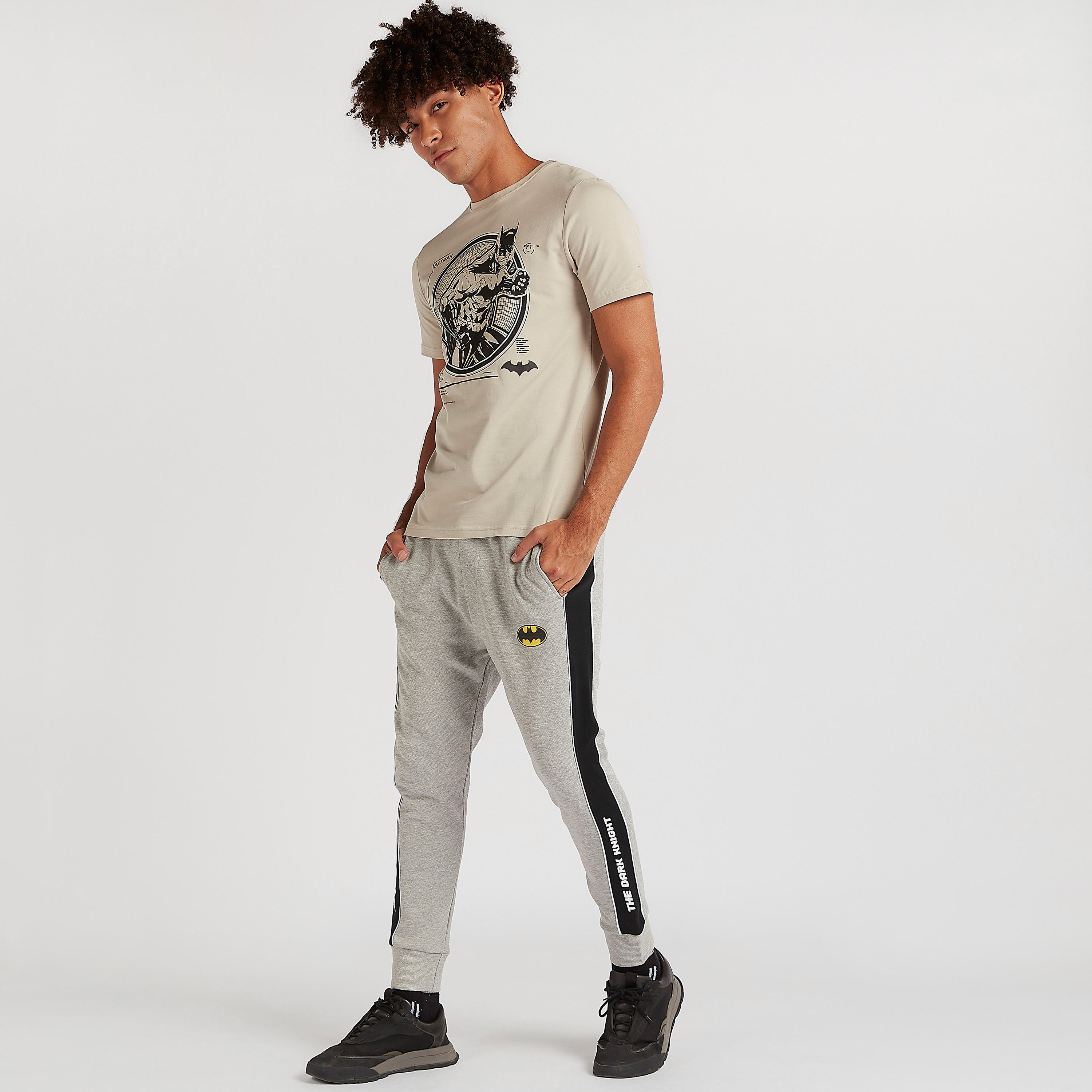 بنطلون رياضي بخصر متوسط الارتفاع وطبعات باتمان ورباط إغلاق-men-clothing-bottoms-joggers-image-4