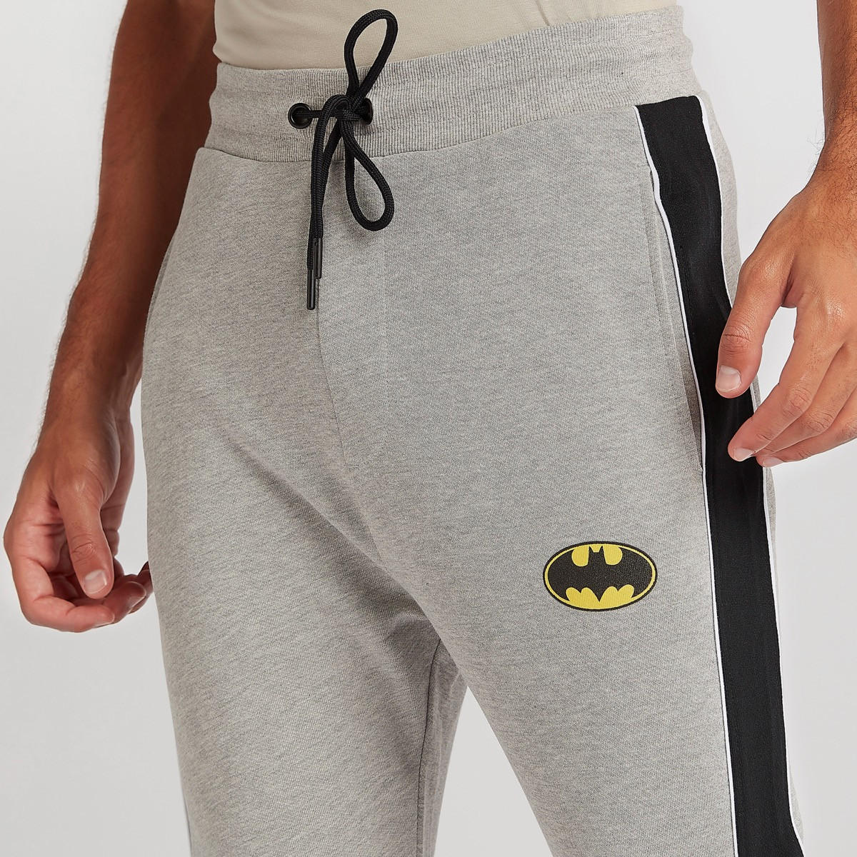 بنطلون رياضي بخصر متوسط الارتفاع وطبعات باتمان ورباط إغلاق-men-clothing-bottoms-joggers-image-3