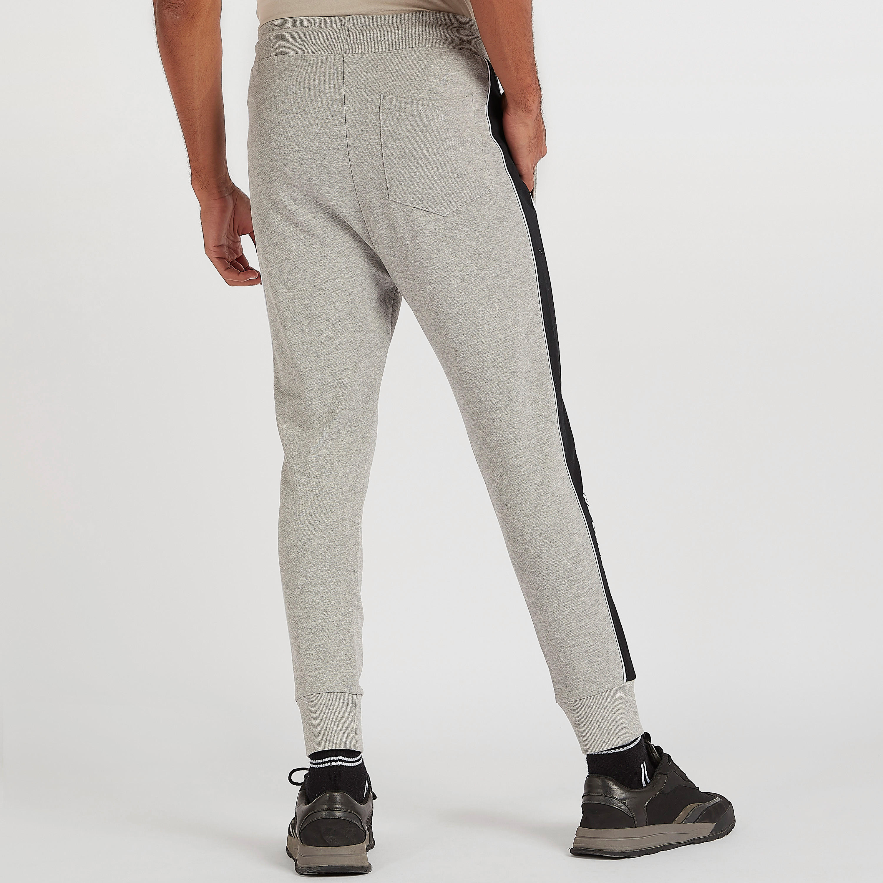 بنطلون رياضي بخصر متوسط الارتفاع وطبعات باتمان ورباط إغلاق-men-clothing-bottoms-joggers-image-2