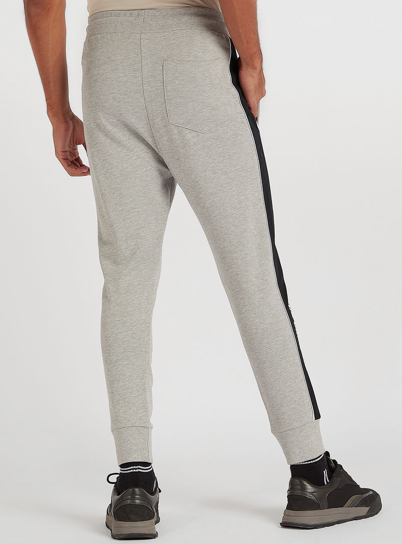 بنطلون رياضي بخصر متوسط الارتفاع وطبعات باتمان ورباط إغلاق-men-clothing-bottoms-joggers-image-2