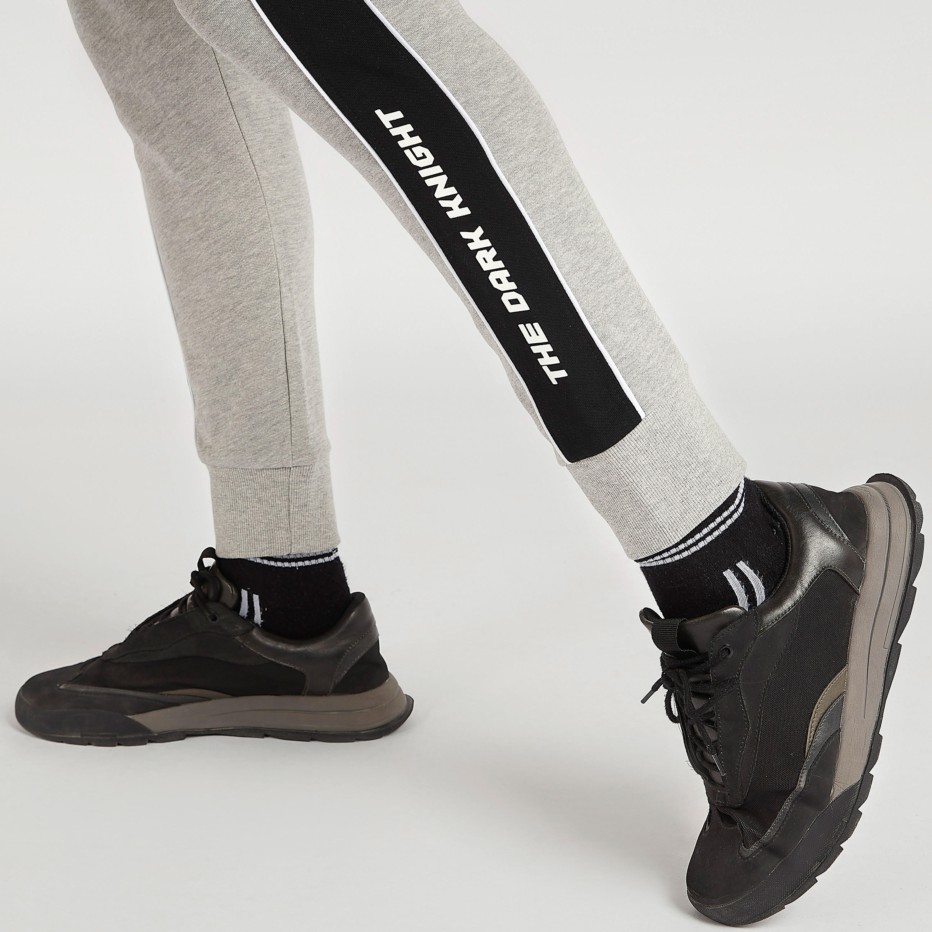 بنطلون رياضي بخصر متوسط الارتفاع وطبعات باتمان ورباط إغلاق-men-clothing-bottoms-joggers-image-1
