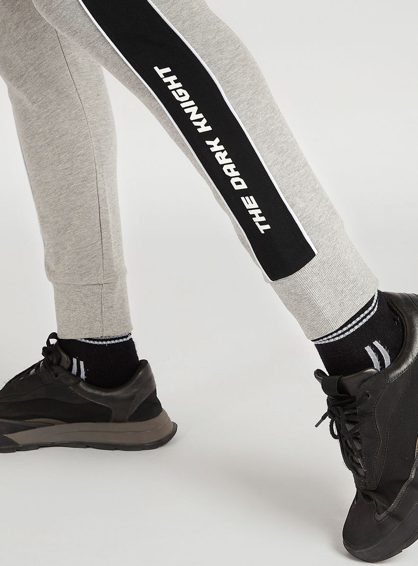 بنطلون رياضي بخصر متوسط الارتفاع وطبعات باتمان ورباط إغلاق-men-clothing-bottoms-joggers-image-1