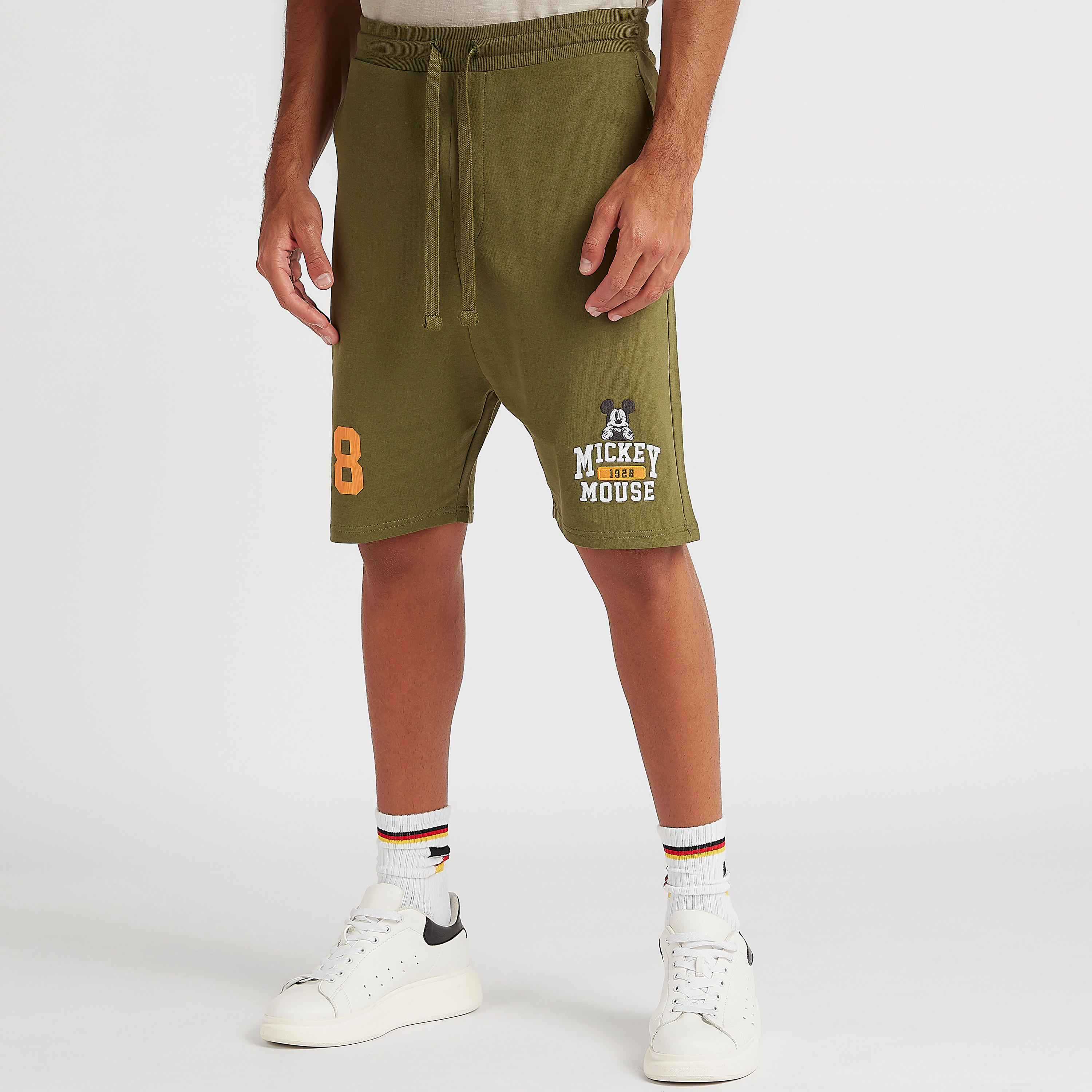 شورت بتطريز ميكي ماوس وخصر مطّاطي متوسّط الارتفاع وجيوب-men-clothing-bottoms-shorts-image-5