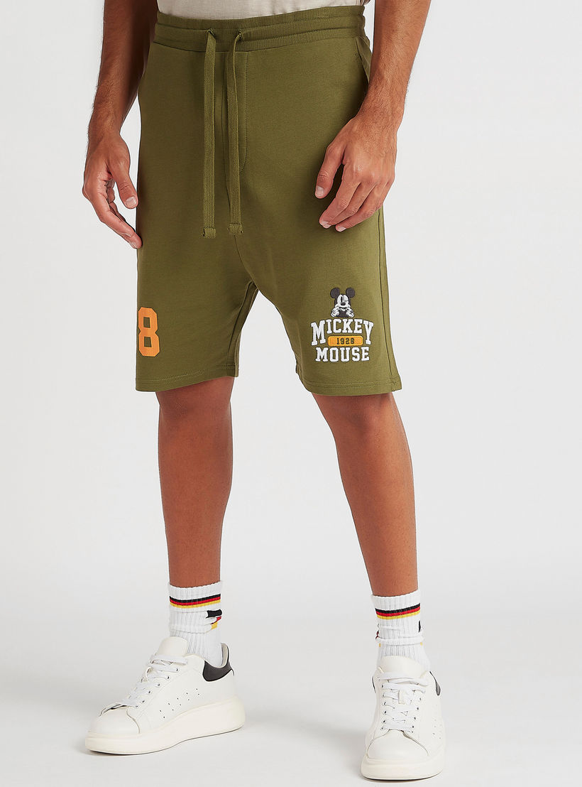 شورت بتطريز ميكي ماوس وخصر مطّاطي متوسّط الارتفاع وجيوب-men-clothing-bottoms-shorts-image-5