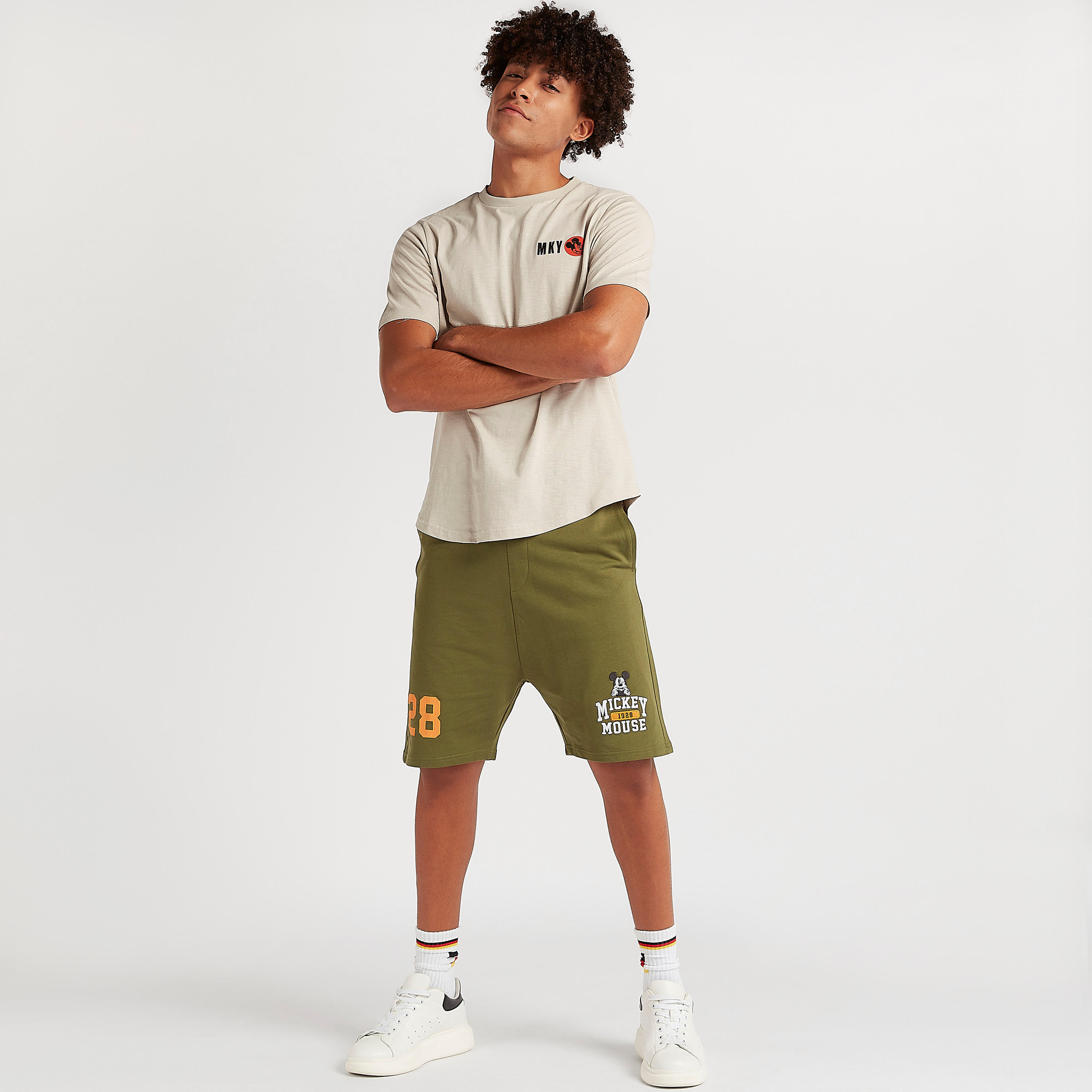 شورت بتطريز ميكي ماوس وخصر مطّاطي متوسّط الارتفاع وجيوب-men-clothing-bottoms-shorts-image-4