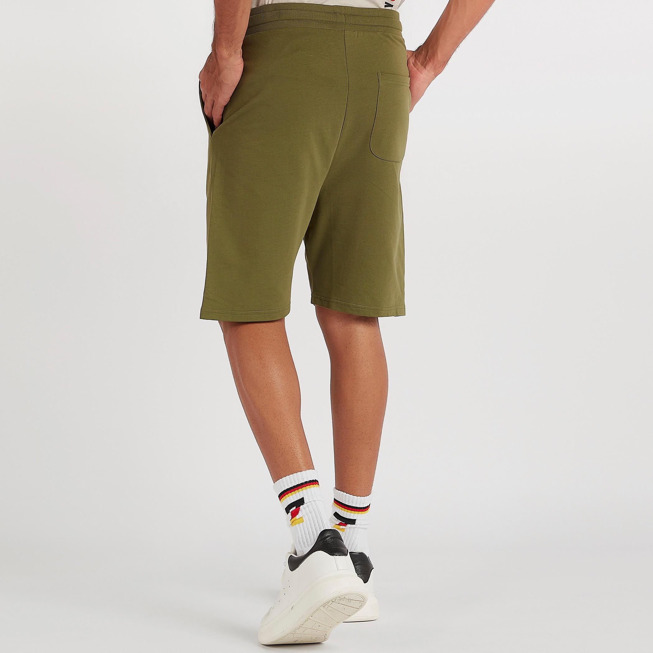 شورت بتطريز ميكي ماوس وخصر مطّاطي متوسّط الارتفاع وجيوب-men-clothing-bottoms-shorts-image-3