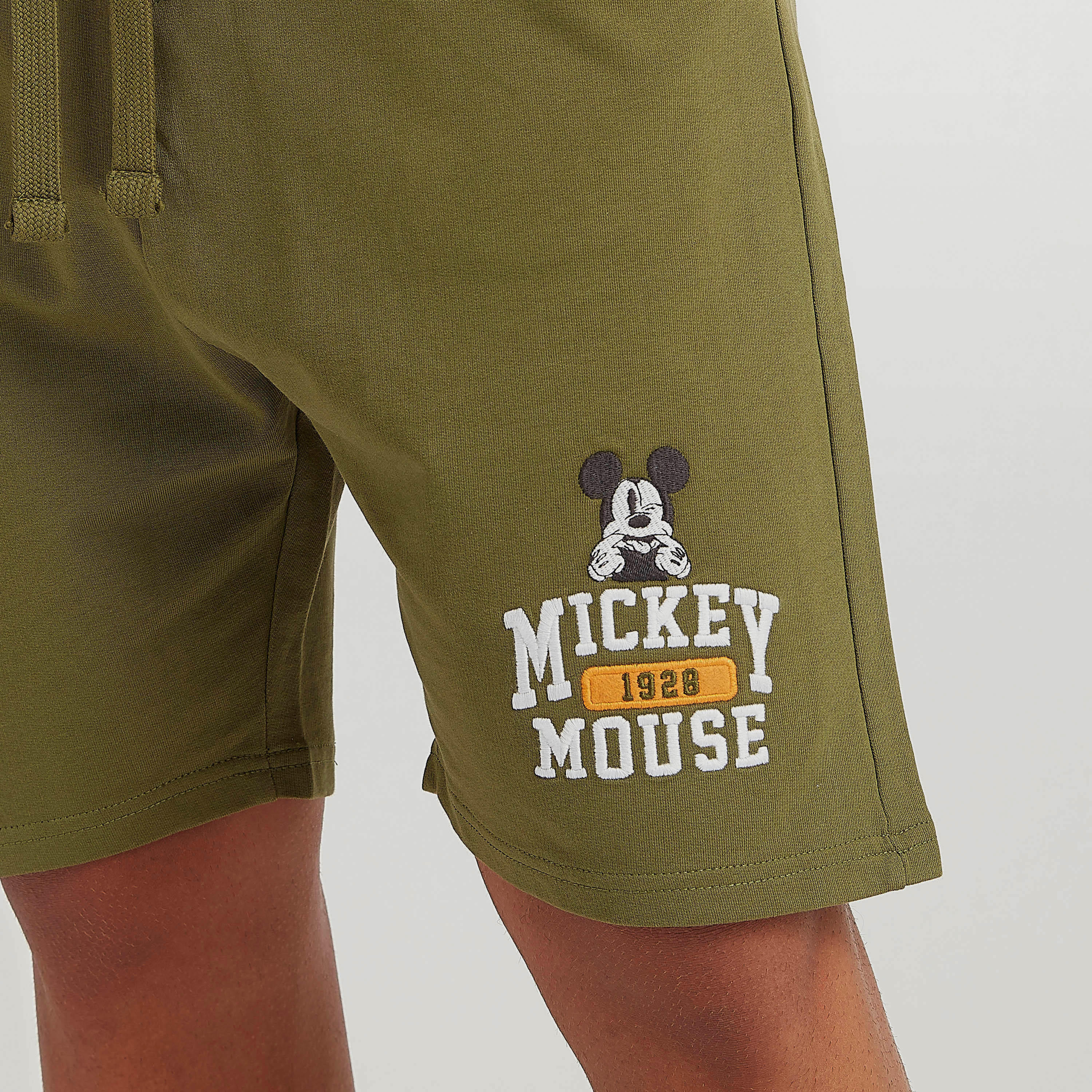 شورت بتطريز ميكي ماوس وخصر مطّاطي متوسّط الارتفاع وجيوب-men-clothing-bottoms-shorts-image-2