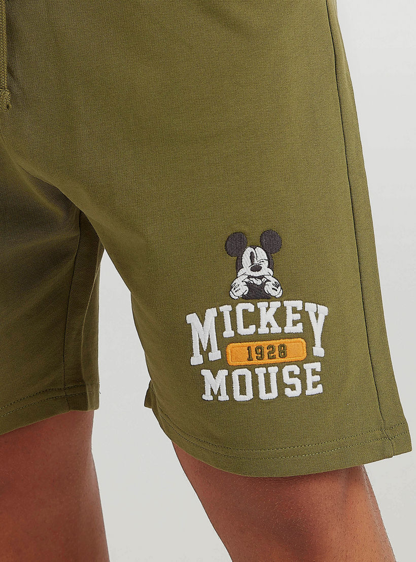 شورت بتطريز ميكي ماوس وخصر مطّاطي متوسّط الارتفاع وجيوب-men-clothing-bottoms-shorts-image-2