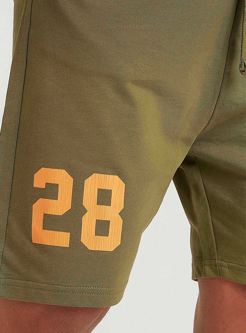 شورت بتطريز ميكي ماوس وخصر مطّاطي متوسّط الارتفاع وجيوب-men-clothing-bottoms-shorts-image-1