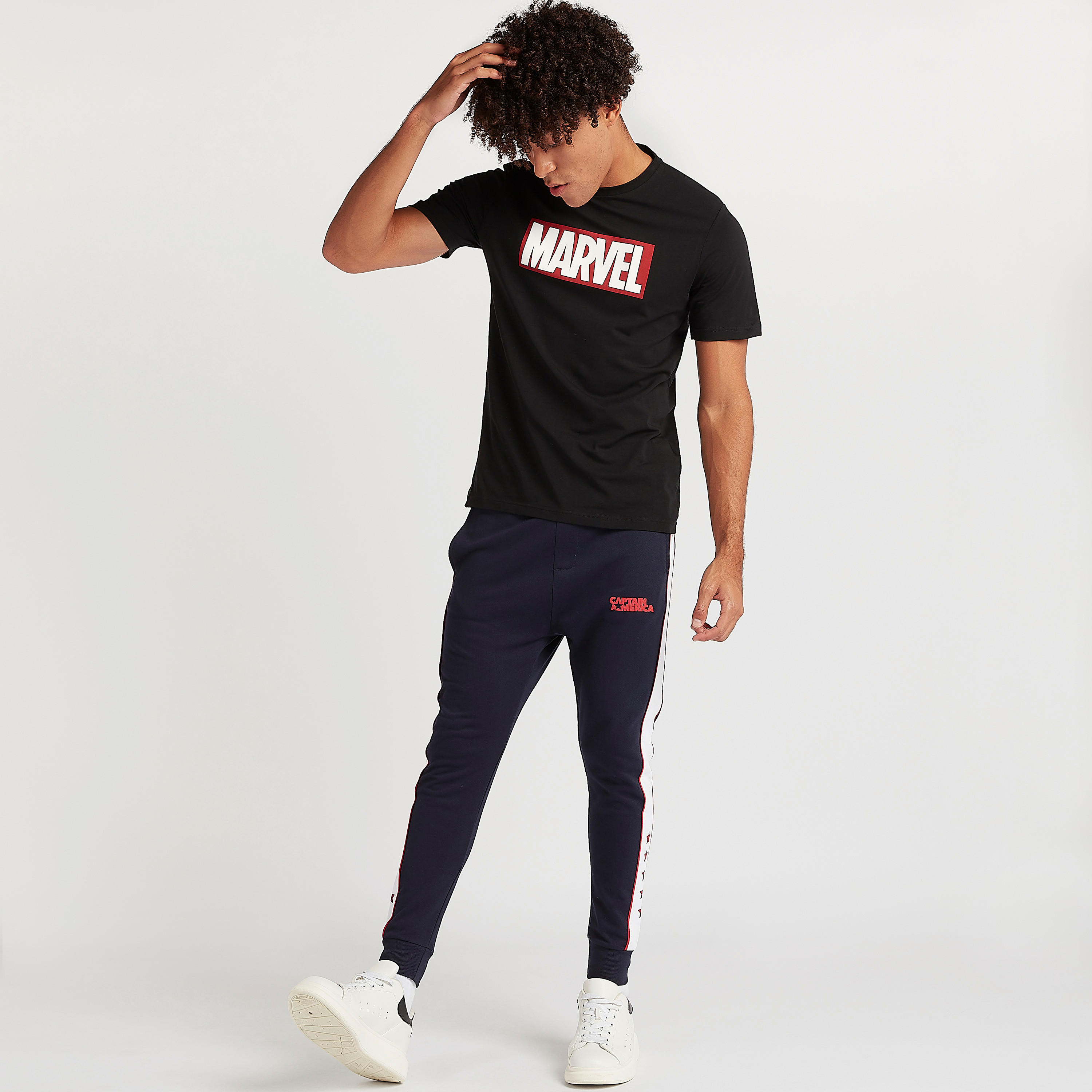 بنطلون رياضي بخصر متوسط الارتفاع بجيوب وطبعات كابتن أميريكا-men-clothing-bottoms-joggers-image-2