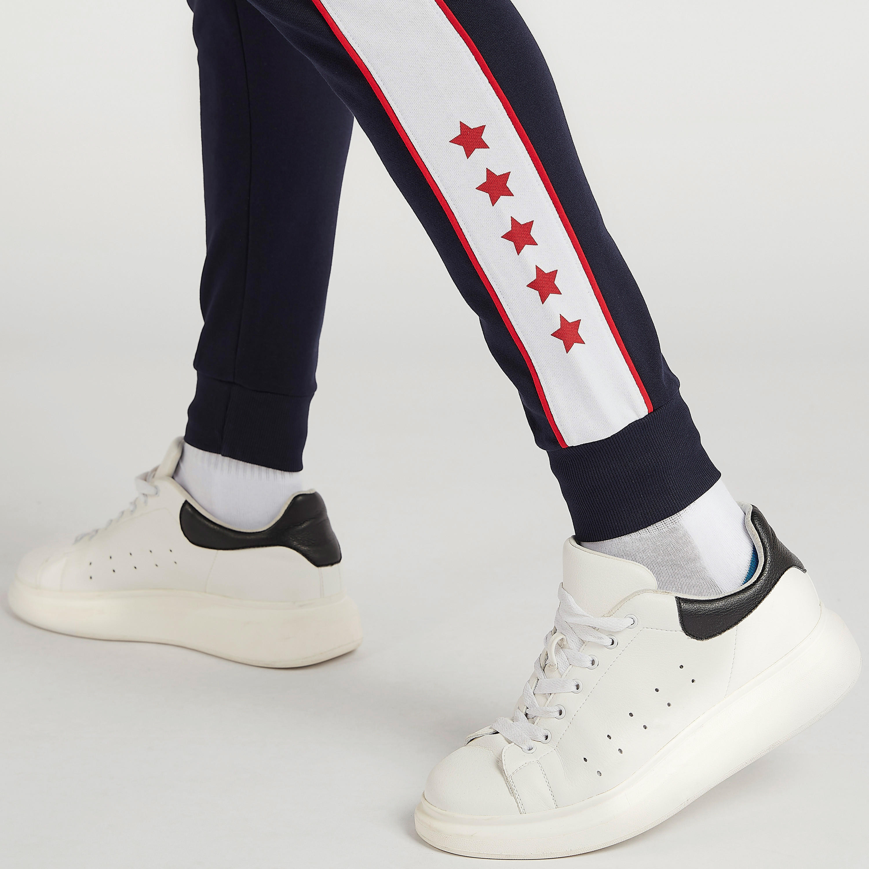 بنطلون رياضي بخصر متوسط الارتفاع بجيوب وطبعات كابتن أميريكا-men-clothing-bottoms-joggers-image-3
