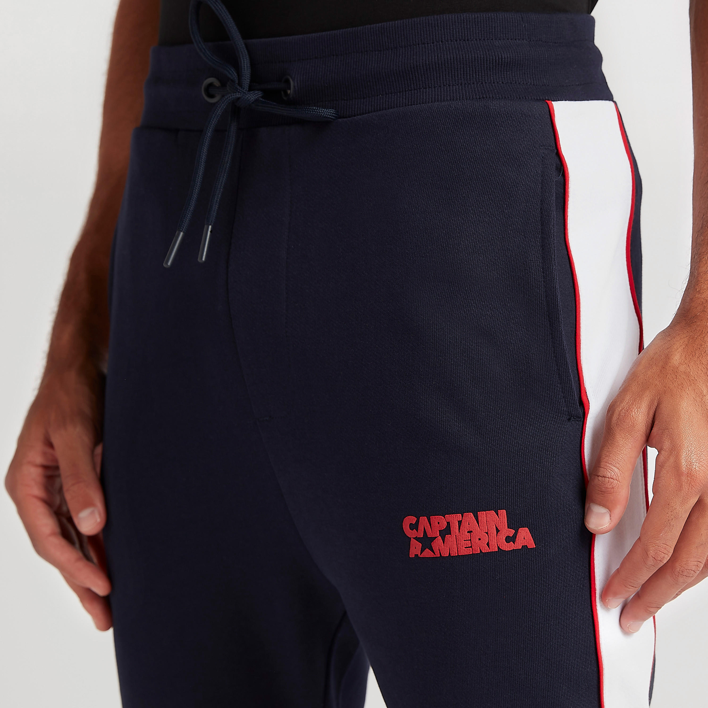 بنطلون رياضي بخصر متوسط الارتفاع بجيوب وطبعات كابتن أميريكا-men-clothing-bottoms-joggers-image-5