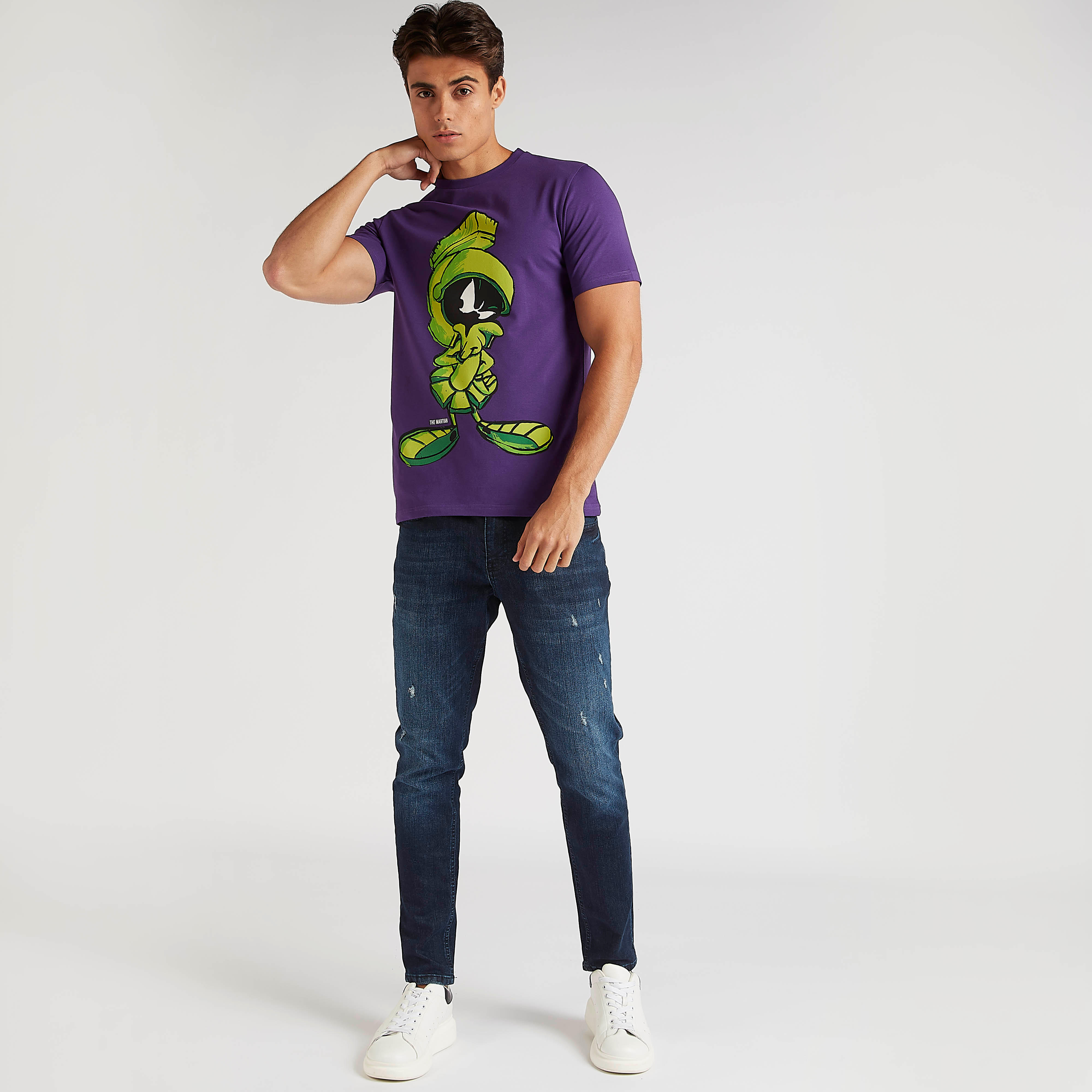 تيشيرت بياقة ضيقة وأكمام قصيرة وطبعات لوني تيونز-men-clothing-tshirtsandpolos-tshirts-image-2