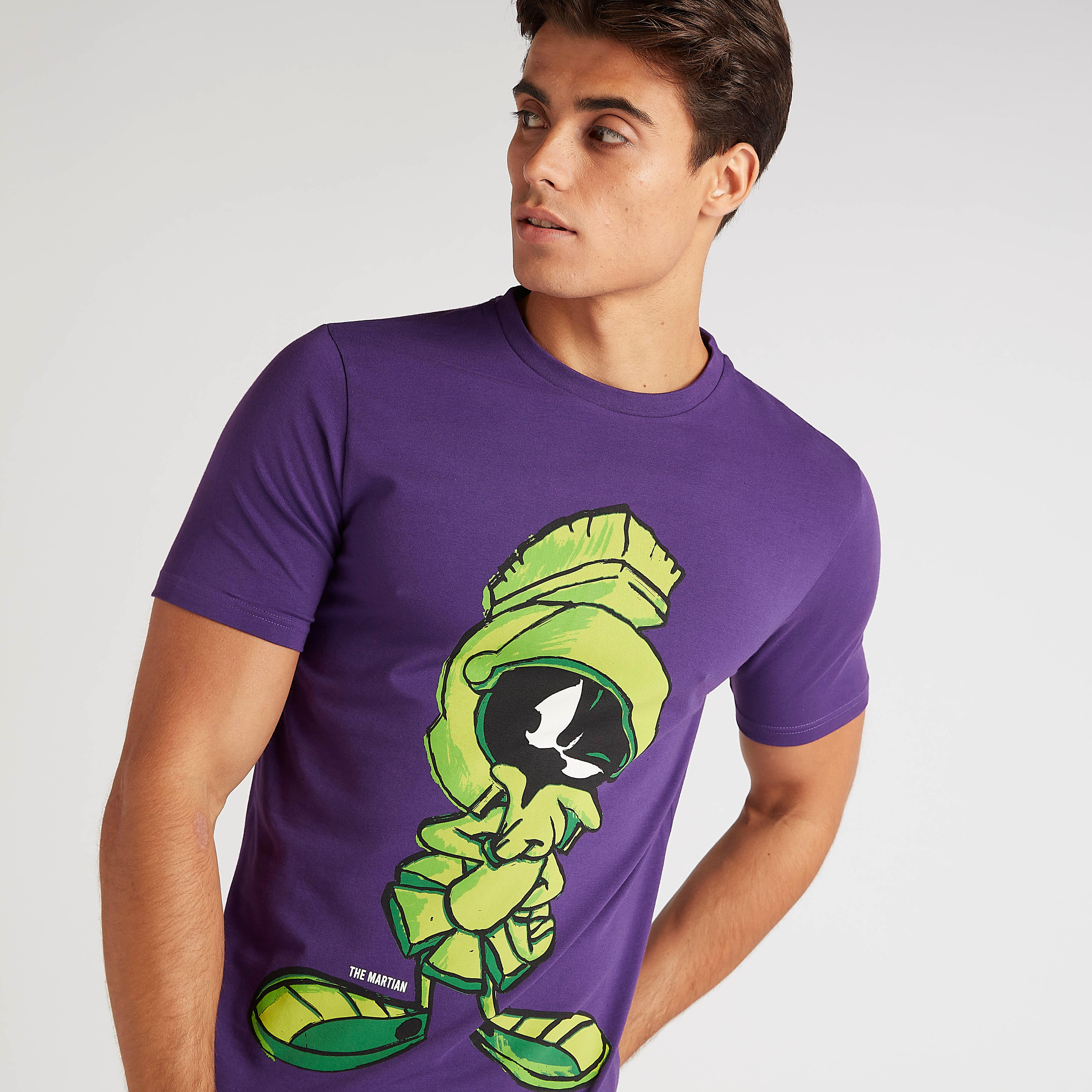 تيشيرت بياقة ضيقة وأكمام قصيرة وطبعات لوني تيونز-men-clothing-tshirtsandpolos-tshirts-image-3