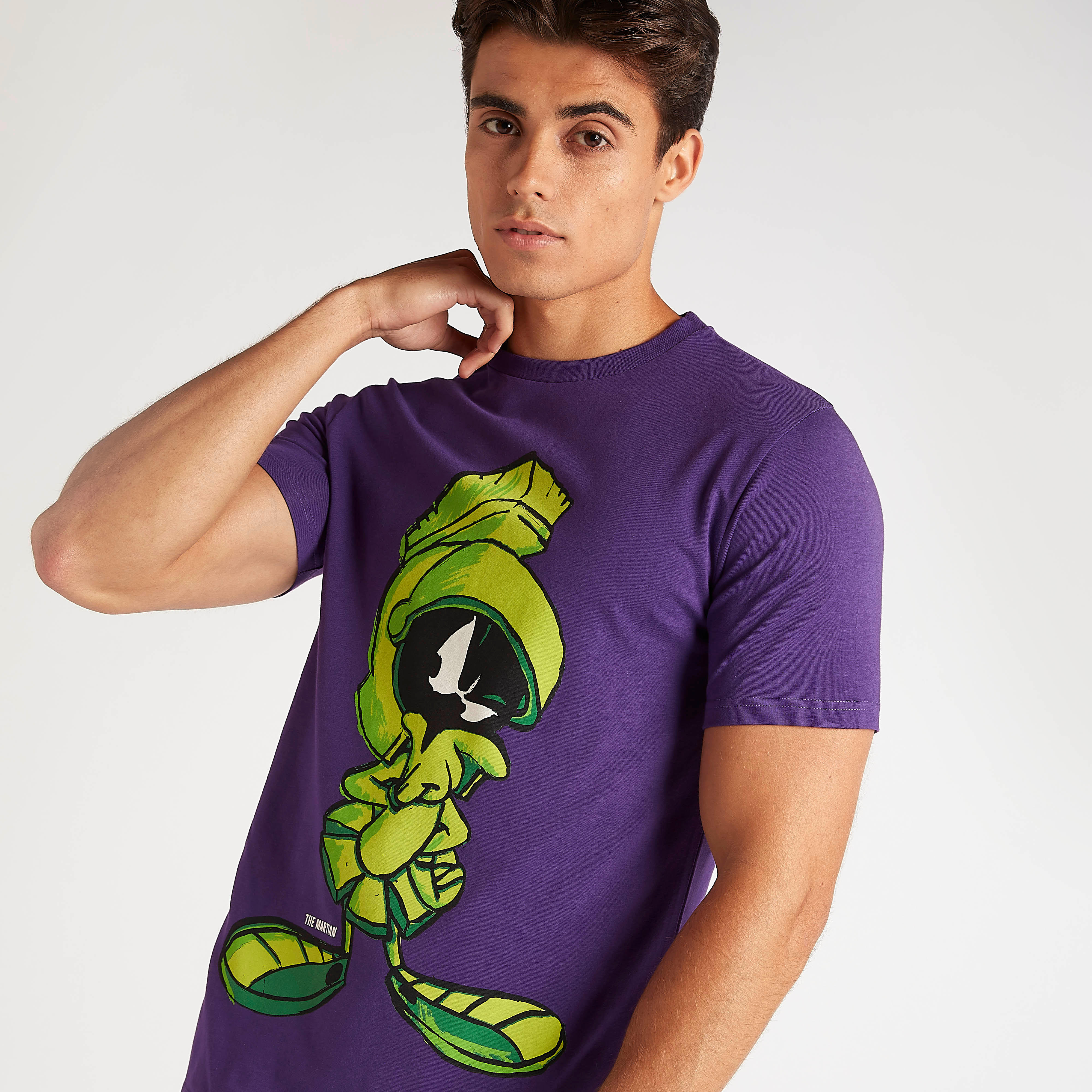 تيشيرت بياقة ضيقة وأكمام قصيرة وطبعات لوني تيونز-men-clothing-tshirtsandpolos-tshirts-image-5