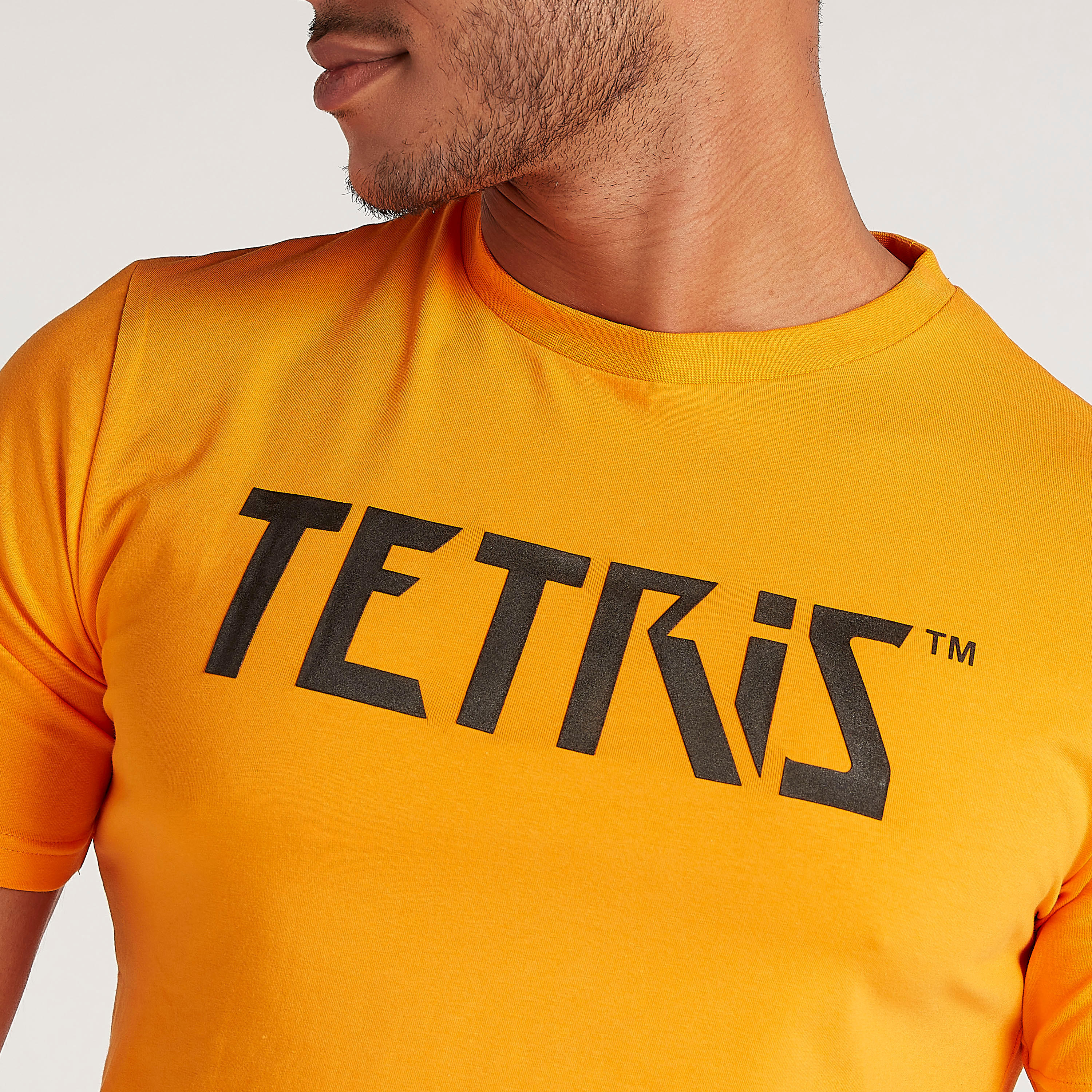 تيشيرت بياقة ضيقة وأكمام قصيرة وطبعات تيتريس-men-clothing-tshirtsandpolos-tshirts-image-3