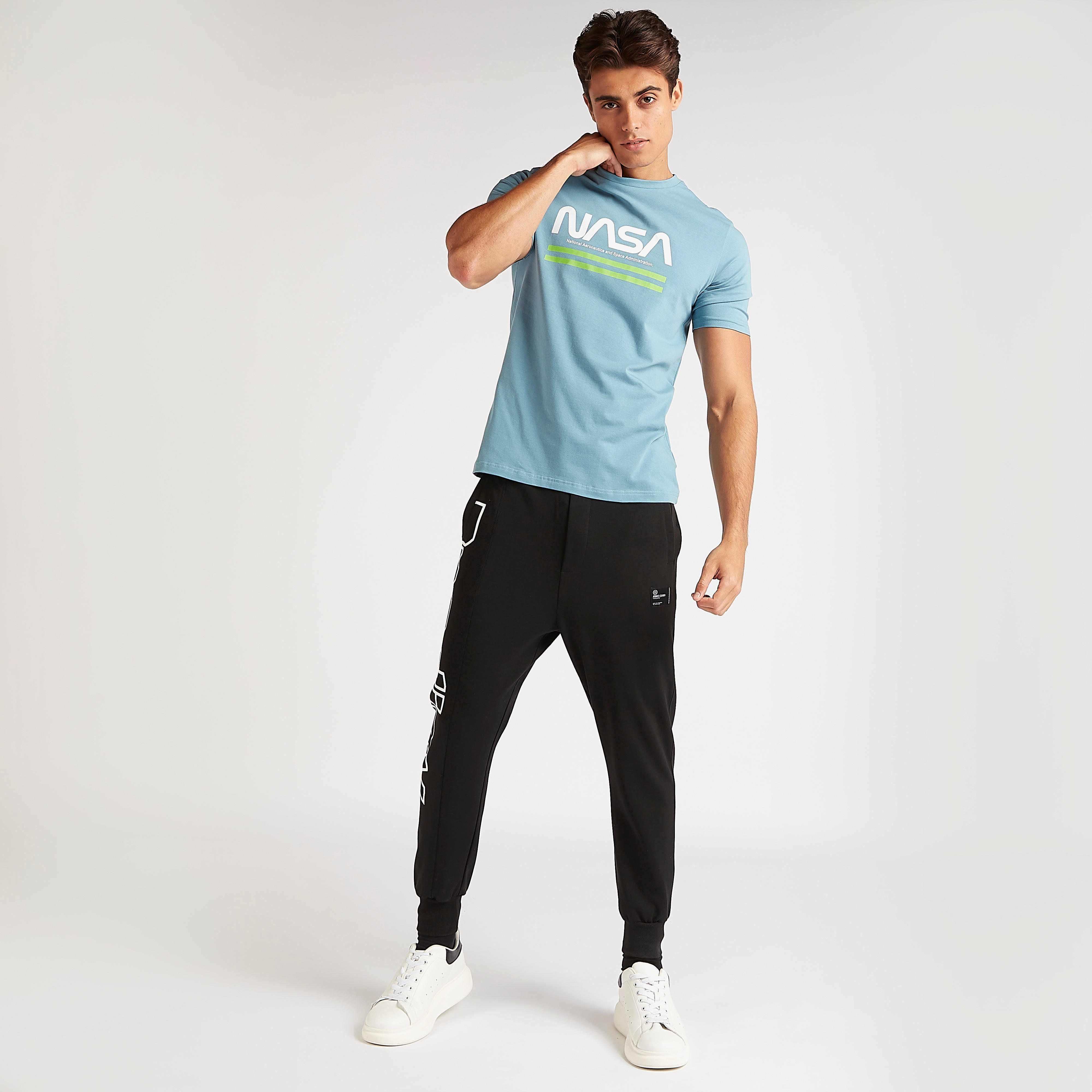 تيشيرت بياقة ضيّقة وأكمام قصيرة وطبعات ناسا-men-clothing-tshirtsandpolos-tshirts-image-2