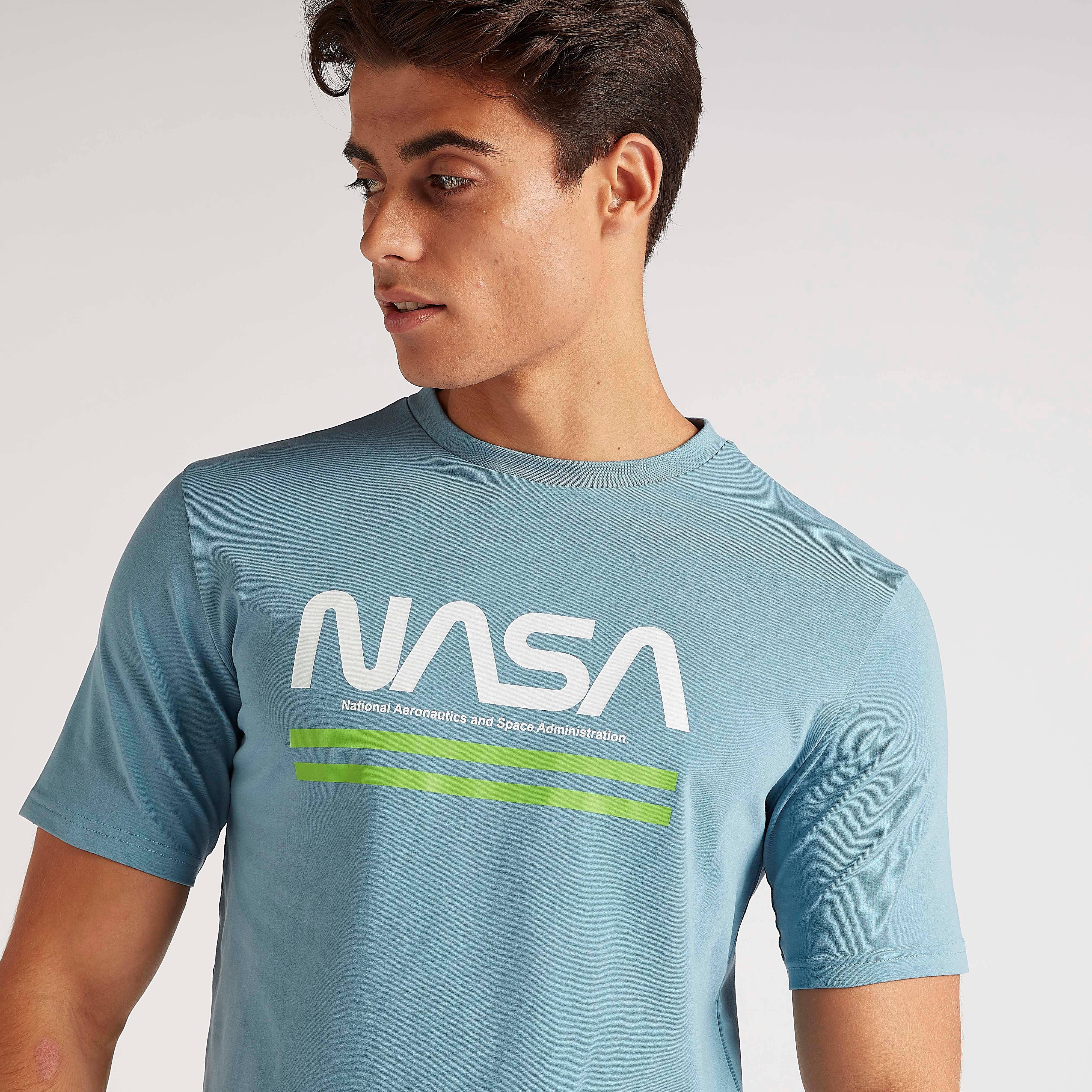 تيشيرت بياقة ضيّقة وأكمام قصيرة وطبعات ناسا-men-clothing-tshirtsandpolos-tshirts-image-3