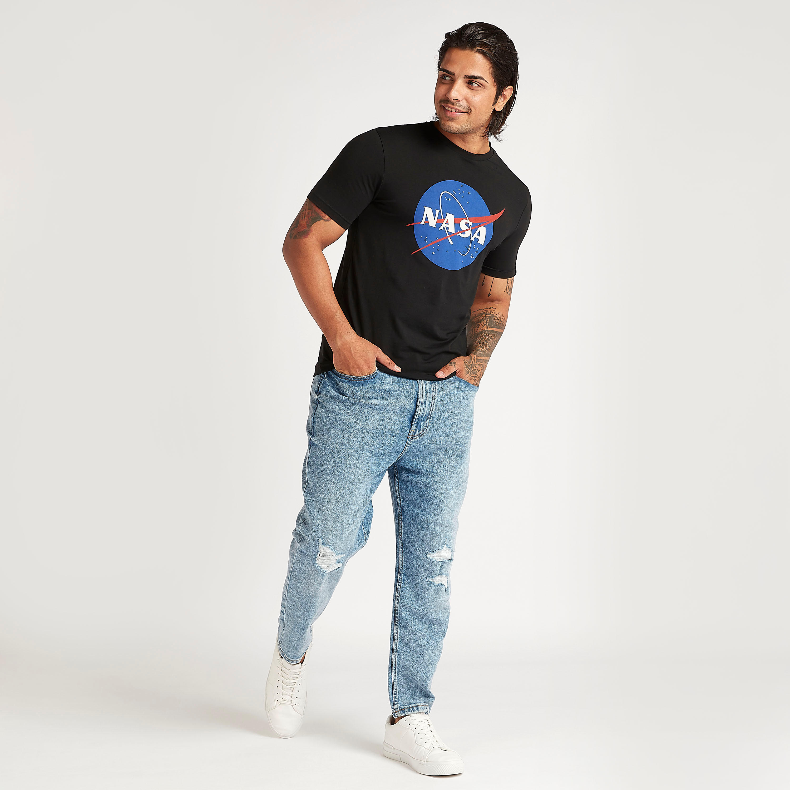 تيشيرت بياقة ضيّقة وأكمام قصيرة وطبعات ناسا-men-clothing-tshirtsandpolos-tshirts-image-2