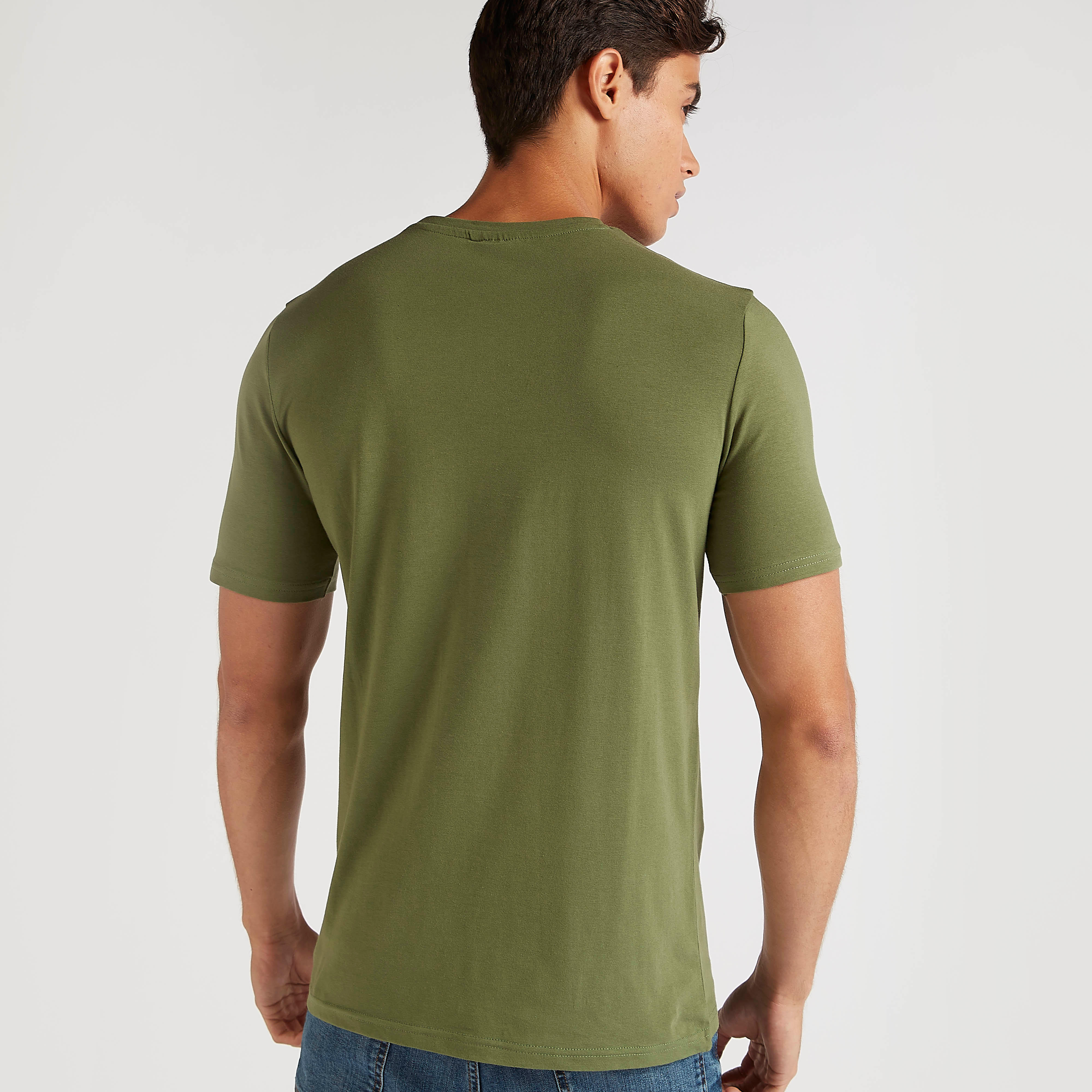 تيشيرت بياقة ضيّقة وأكمام قصيرة وطبعات ميكي ماوس-men-clothing-tshirtsandpolos-tshirts-image-4