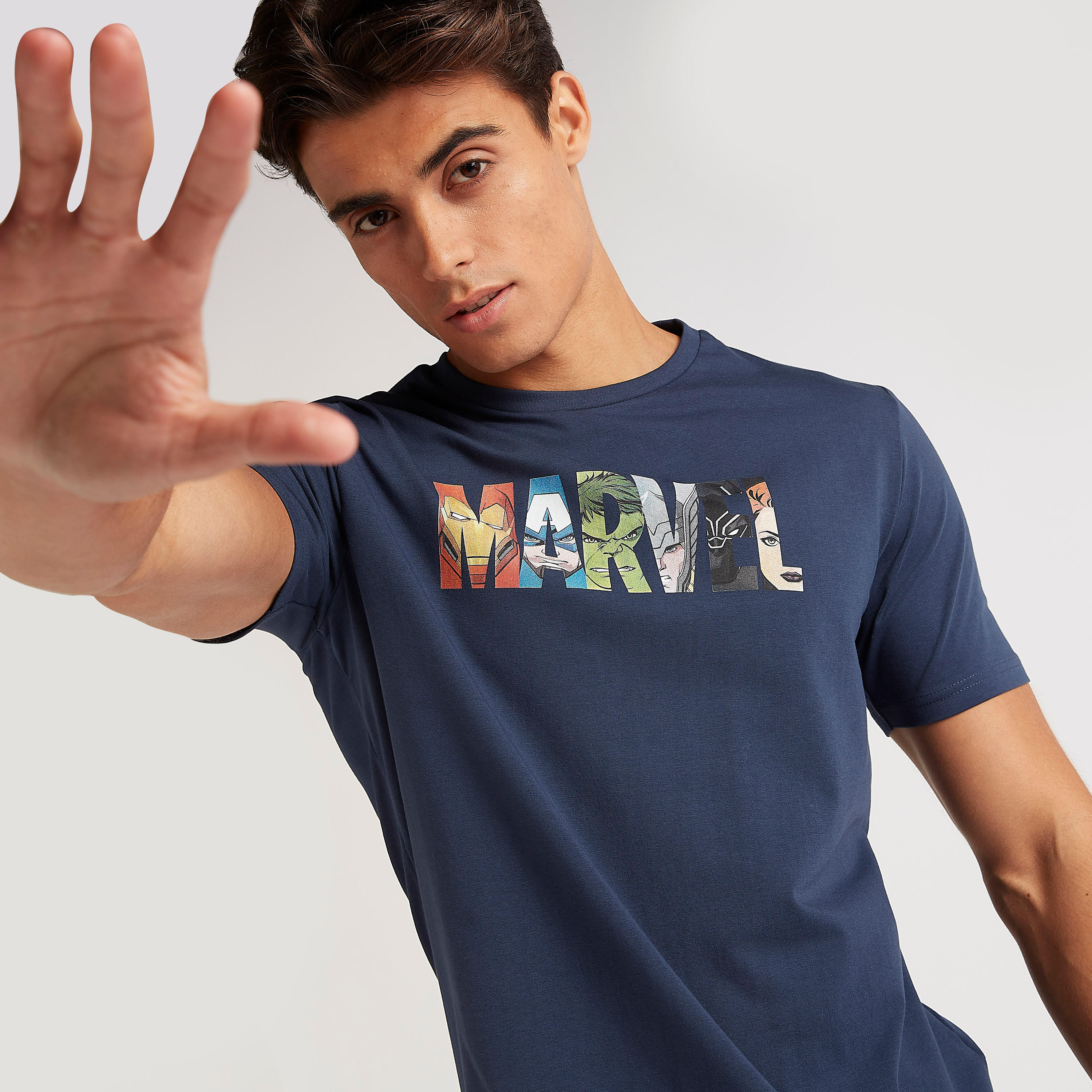 تيشيرت بياقة ضيّقة وأكمام قصيرة وطبعات مارفل-men-clothing-tshirtsandpolos-tshirts-image-5