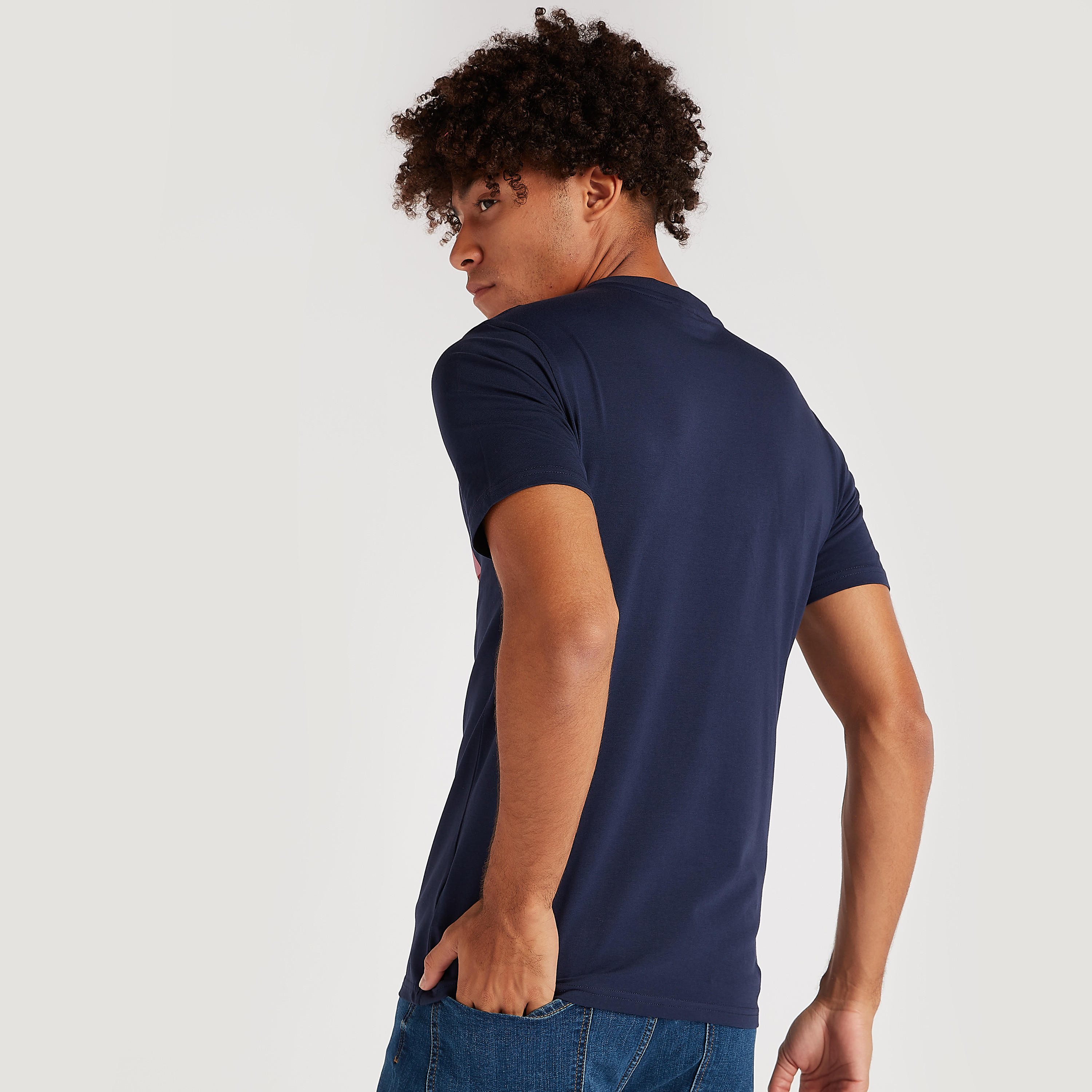 تيشيرت بياقة ضيّقة وأكمام قصيرة وطبعات-men-clothing-tshirtsandpolos-tshirts-image-3