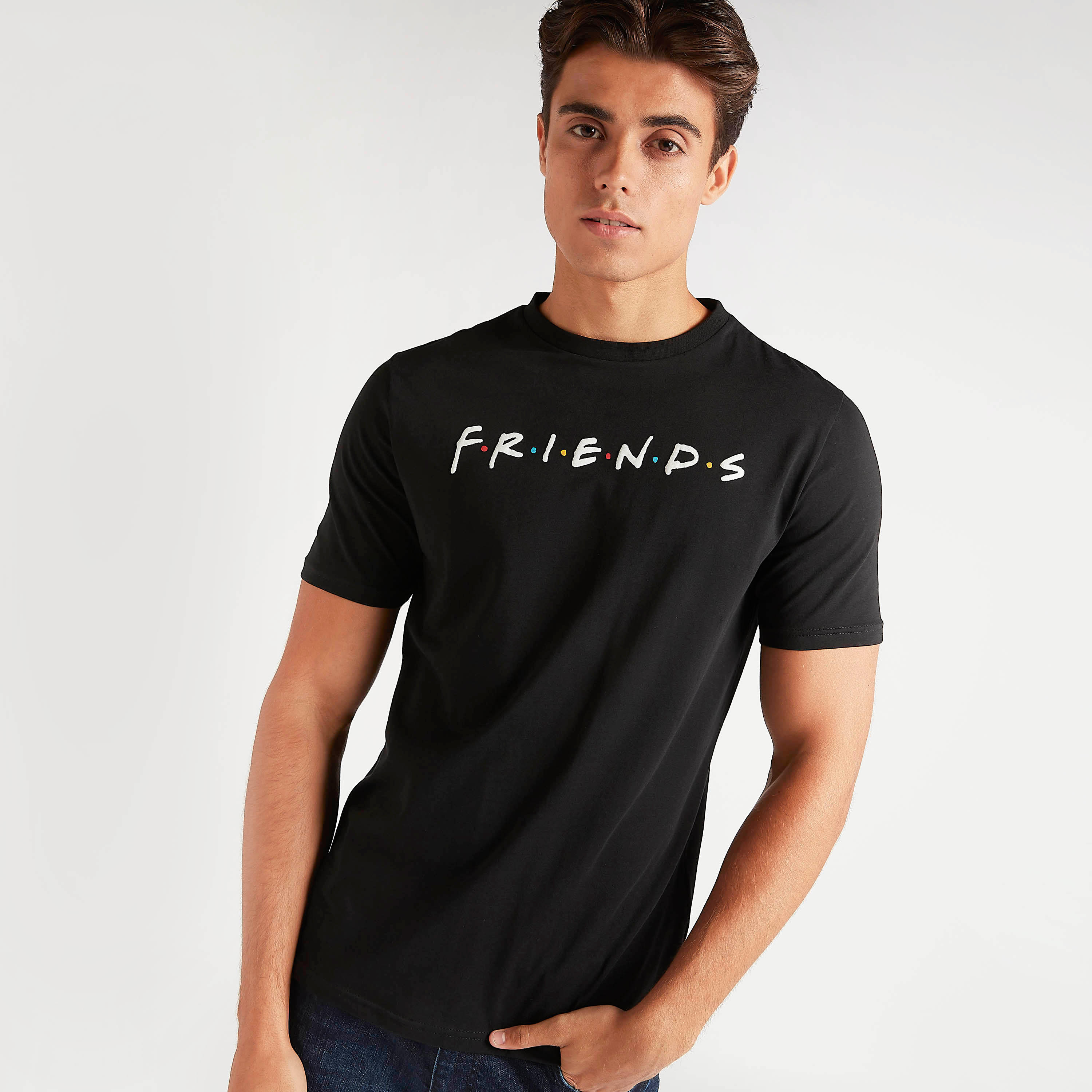 تيشيرت بياقة ضيّقة وأكمام قصيرة وطبعات فريندز-men-clothing-tshirtsandpolos-tshirts-image-1