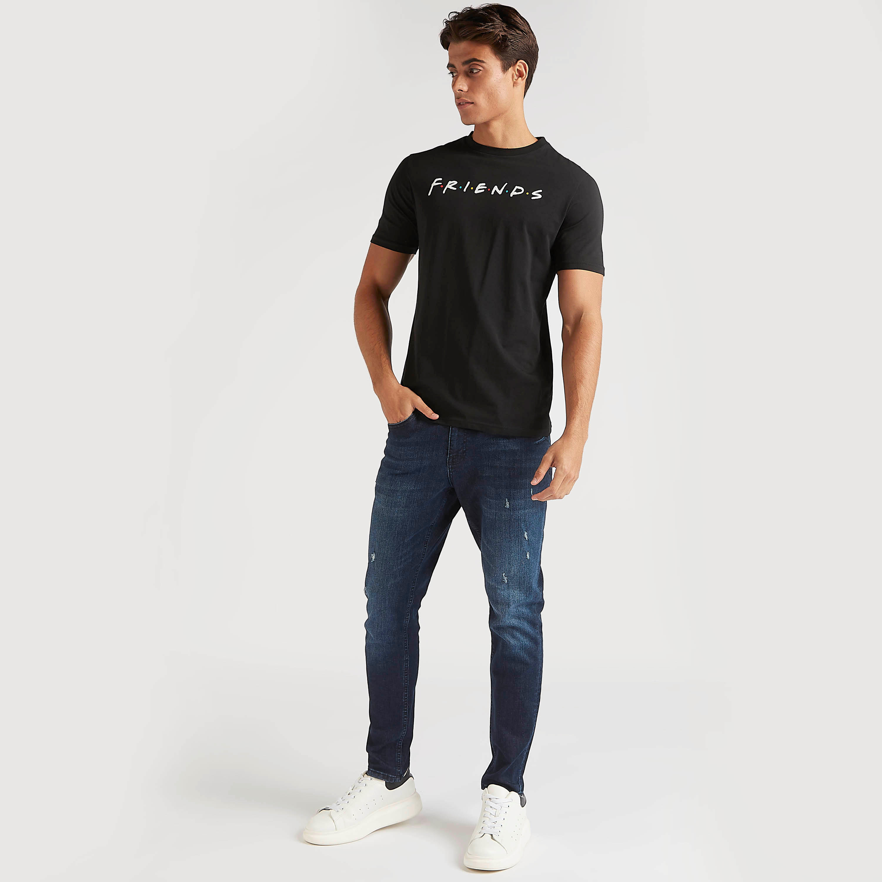 تيشيرت بياقة ضيّقة وأكمام قصيرة وطبعات فريندز-men-clothing-tshirtsandpolos-tshirts-image-2