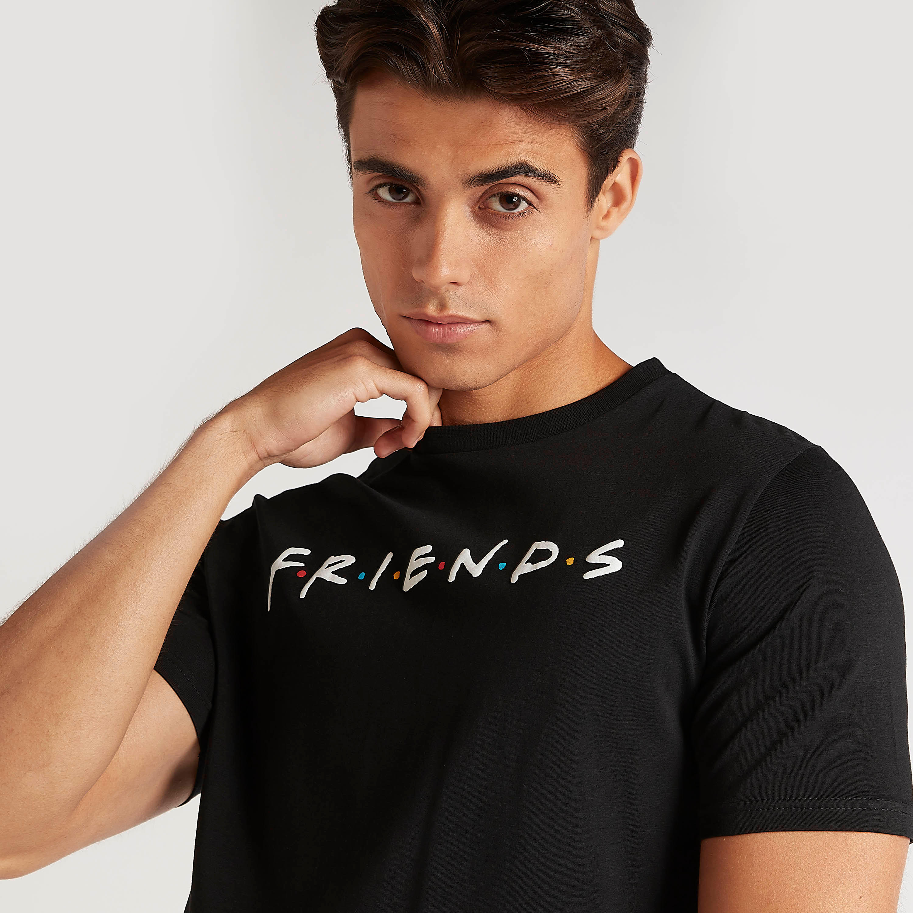 تيشيرت بياقة ضيّقة وأكمام قصيرة وطبعات فريندز-men-clothing-tshirtsandpolos-tshirts-image-3