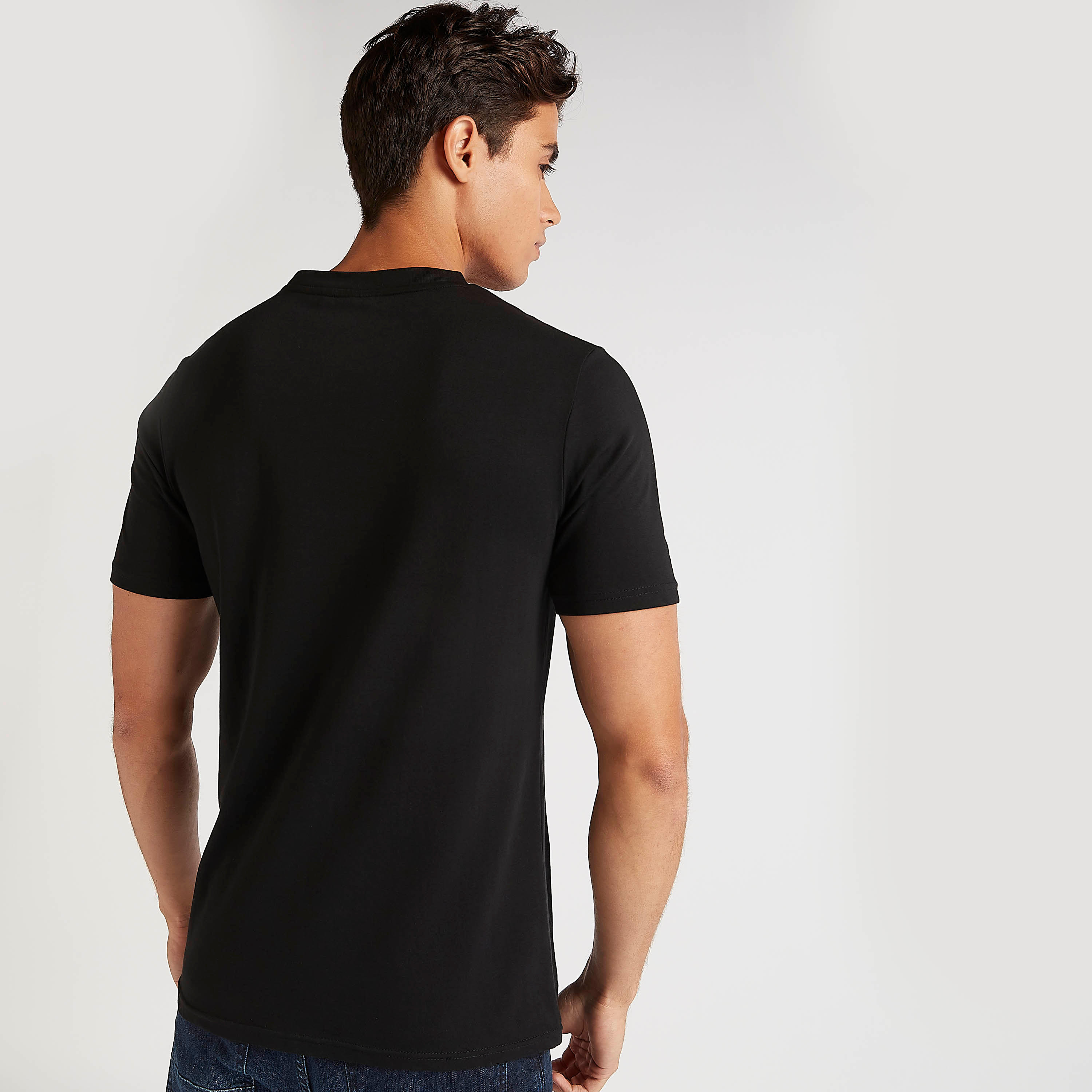 تيشيرت بياقة ضيّقة وأكمام قصيرة وطبعات فريندز-men-clothing-tshirtsandpolos-tshirts-image-4