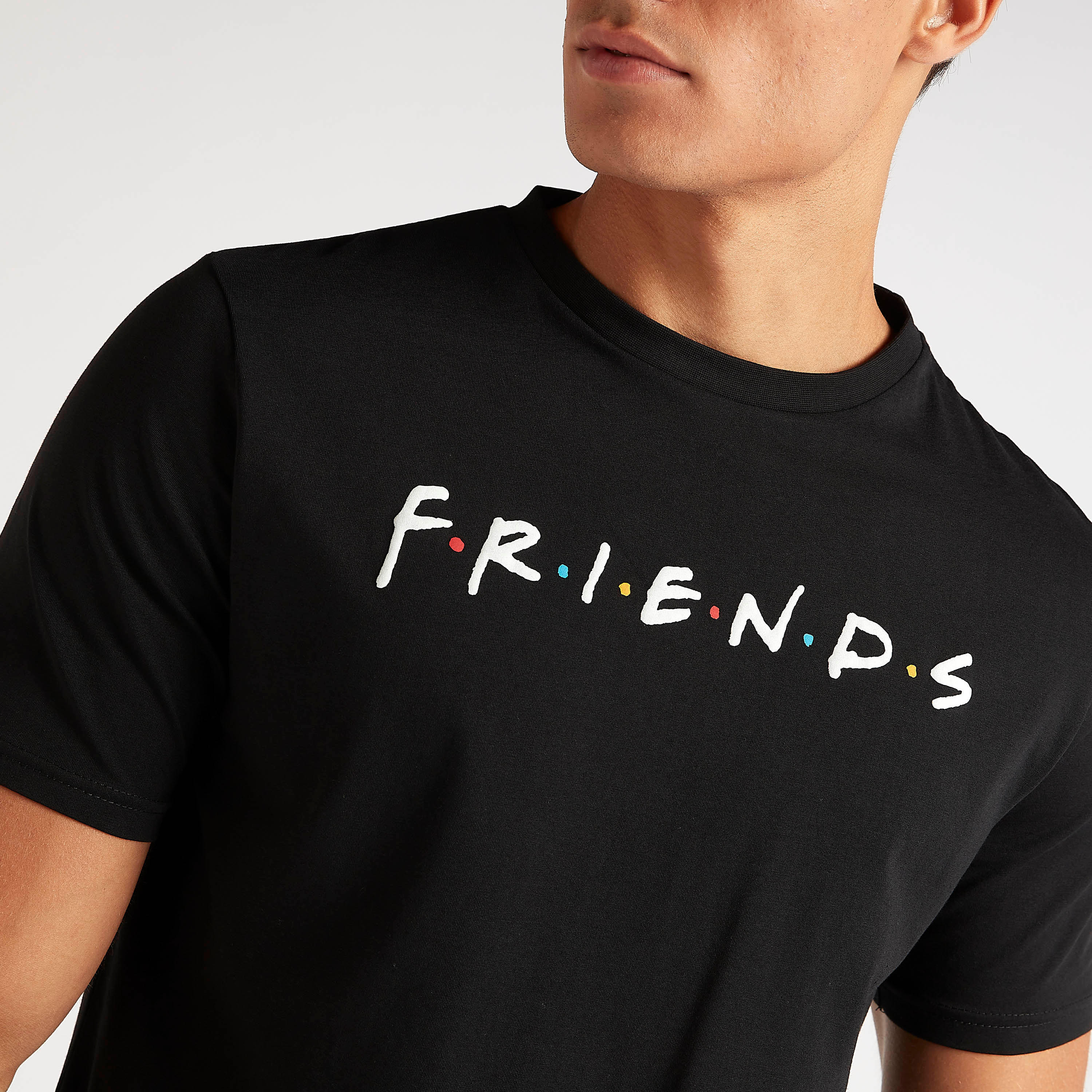 تيشيرت بياقة ضيّقة وأكمام قصيرة وطبعات فريندز-men-clothing-tshirtsandpolos-tshirts-image-5