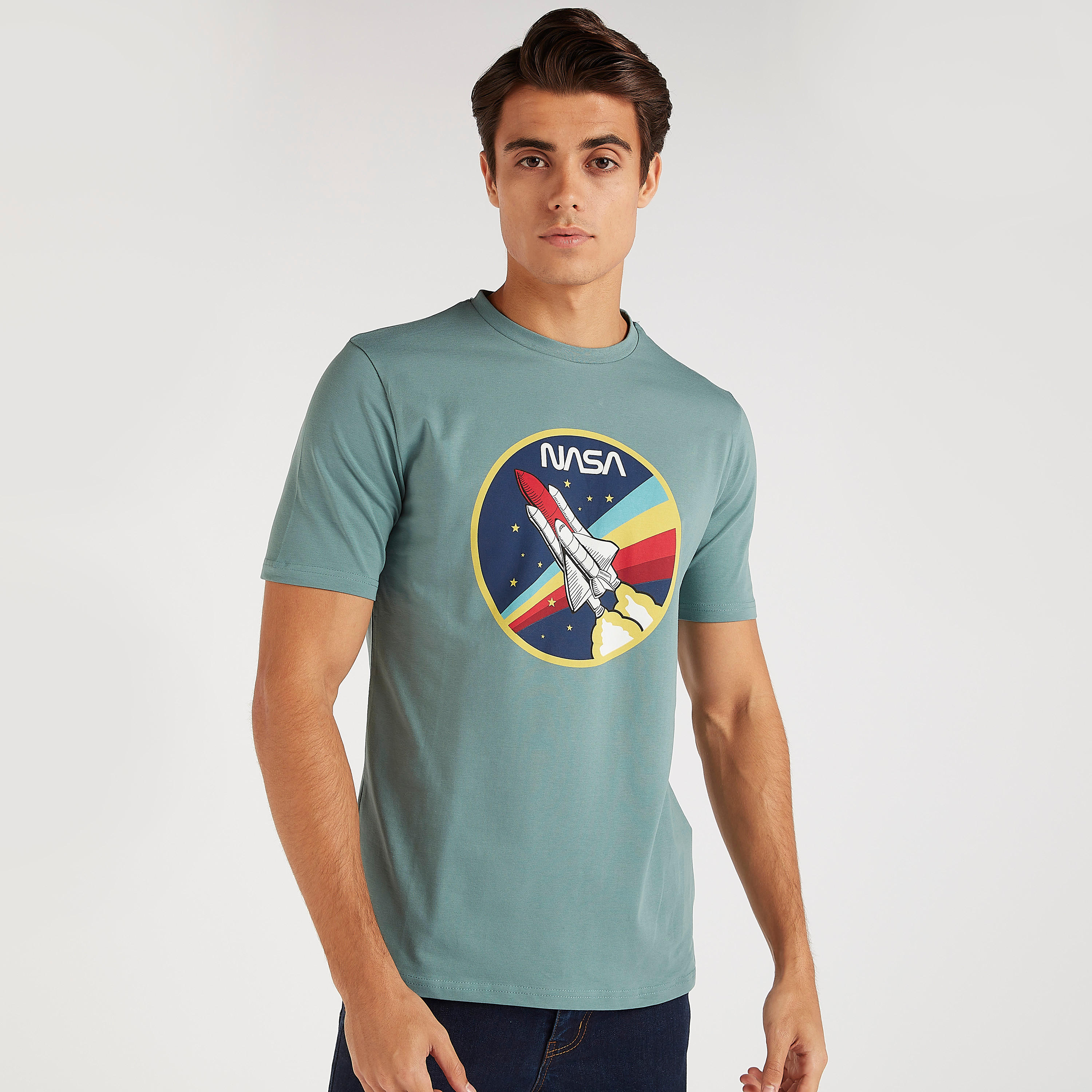 تيشيرت بياقة ضيّقة وأكمام قصيرة وطبعات ناسا-men-clothing-tshirtsandpolos-tshirts-image-1