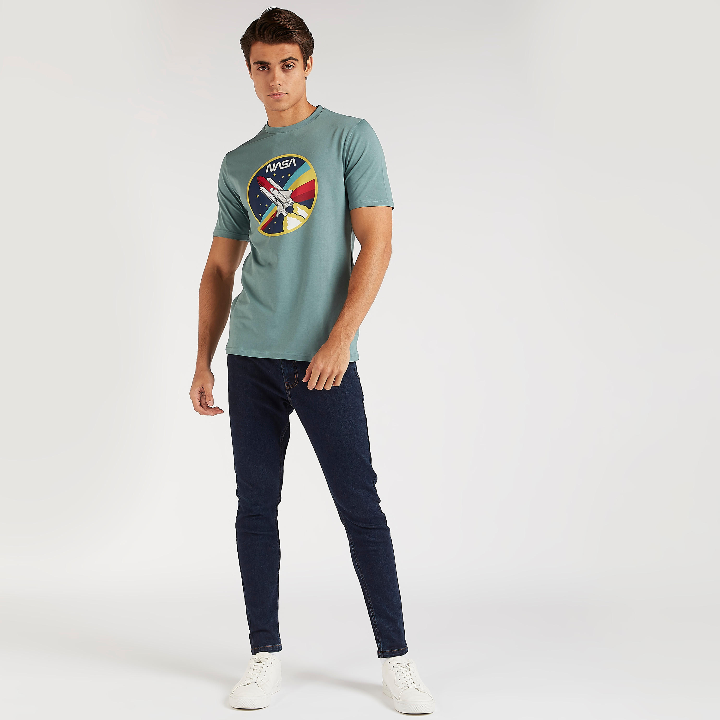 تيشيرت بياقة ضيّقة وأكمام قصيرة وطبعات ناسا-men-clothing-tshirtsandpolos-tshirts-image-2