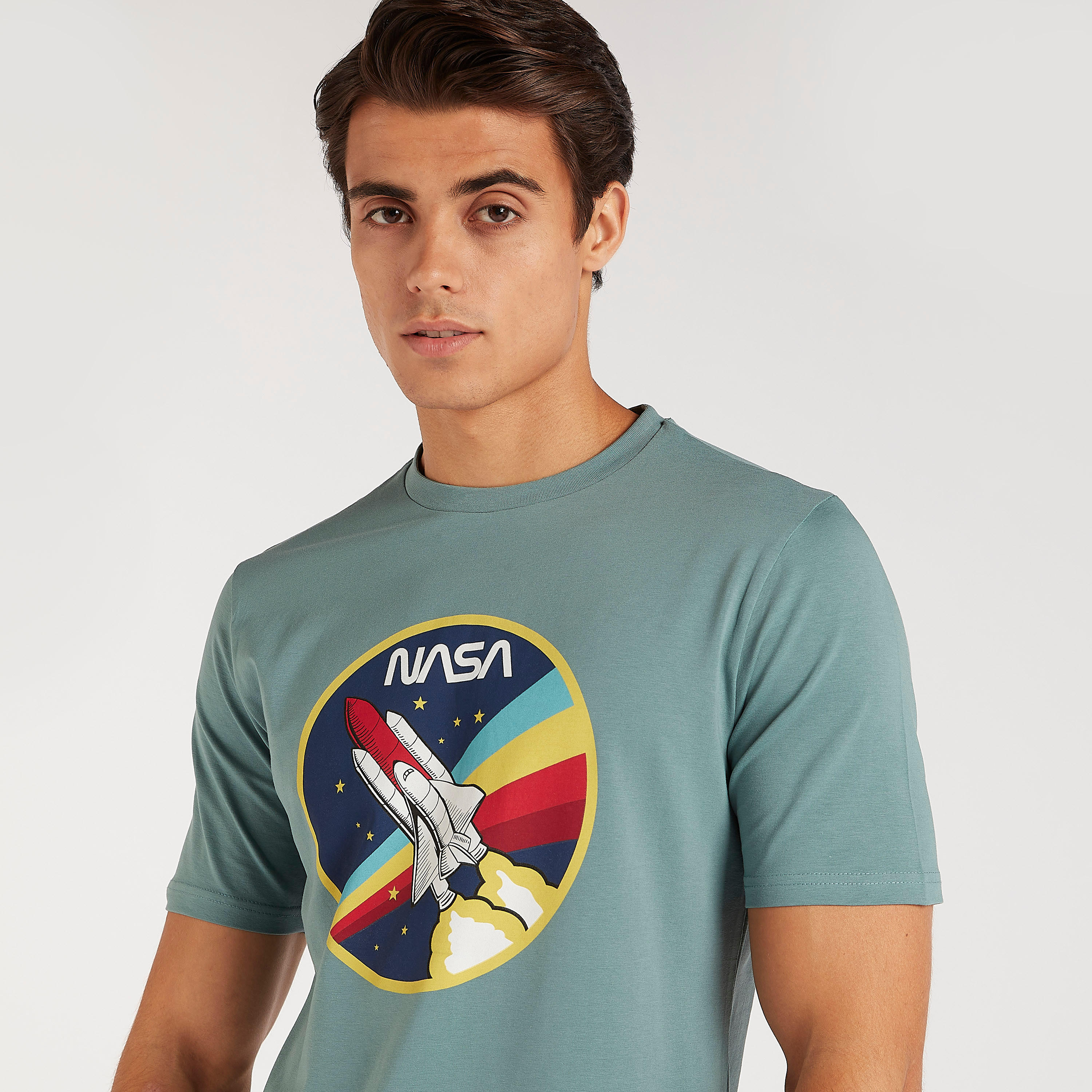 تيشيرت بياقة ضيّقة وأكمام قصيرة وطبعات ناسا-men-clothing-tshirtsandpolos-tshirts-image-3