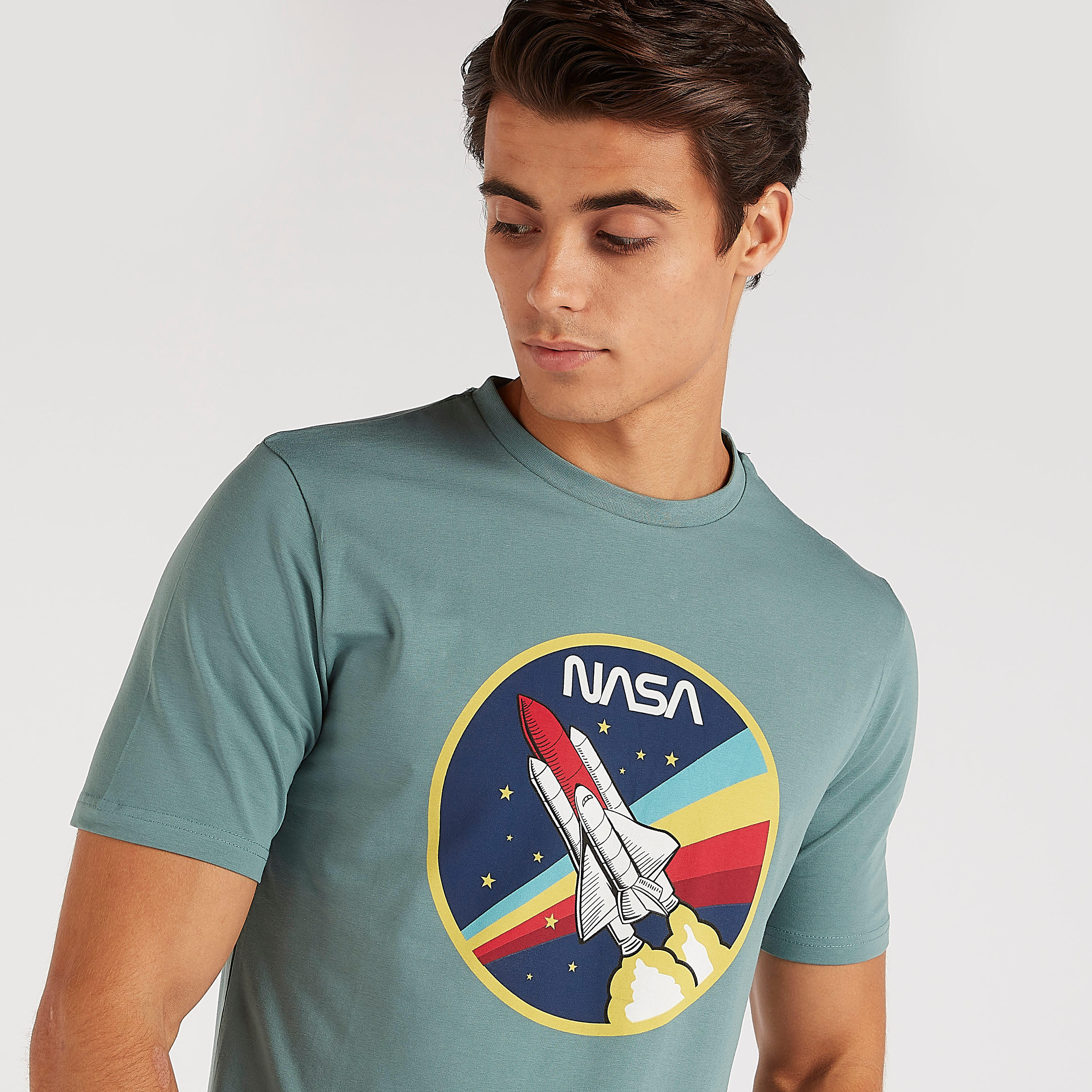 تيشيرت بياقة ضيّقة وأكمام قصيرة وطبعات ناسا-men-clothing-tshirtsandpolos-tshirts-image-5