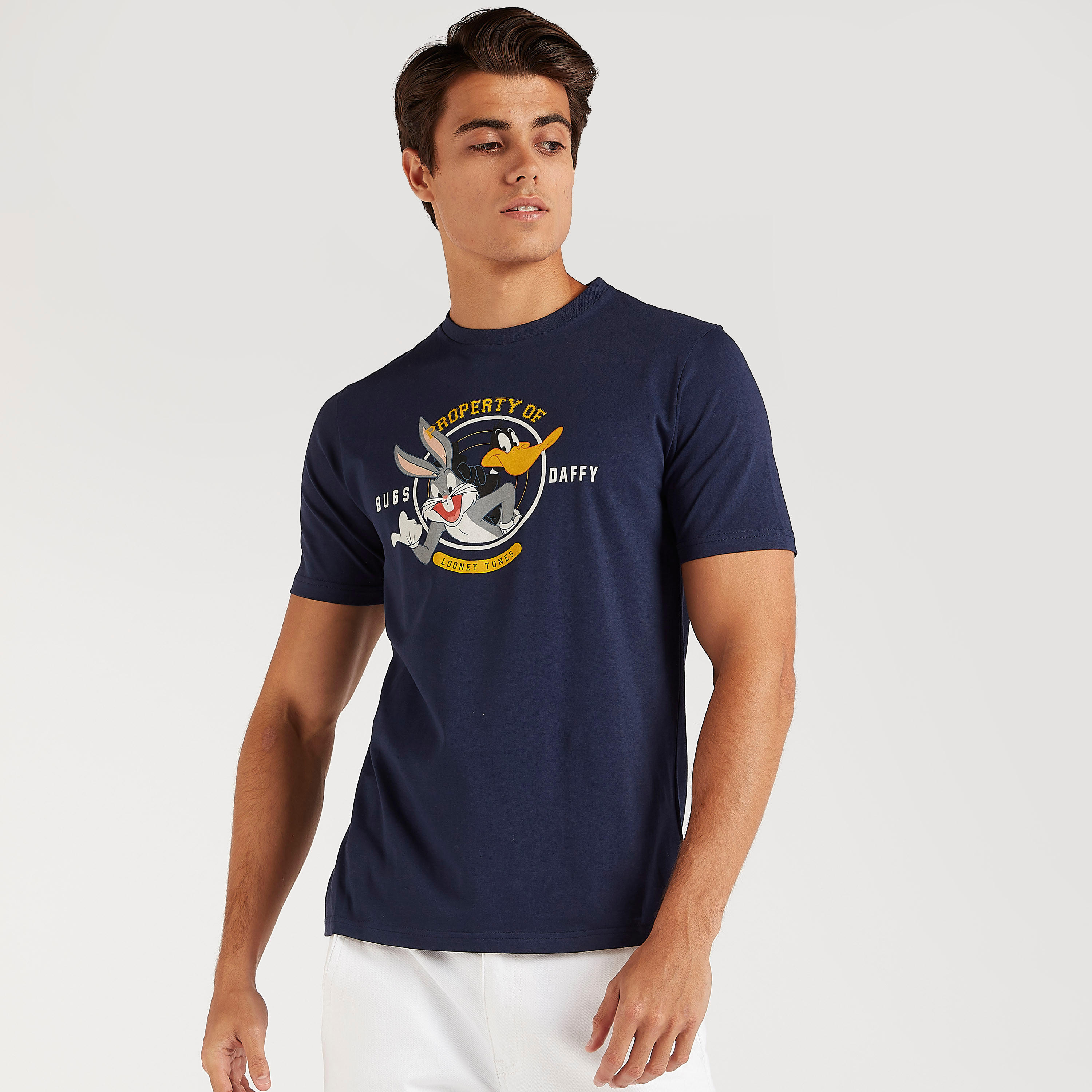 تيشيرت بياقة ضيقة وأكمام قصيرة وطبعات لوني تيونز-men-clothing-tshirtsandpolos-tshirts-image-1