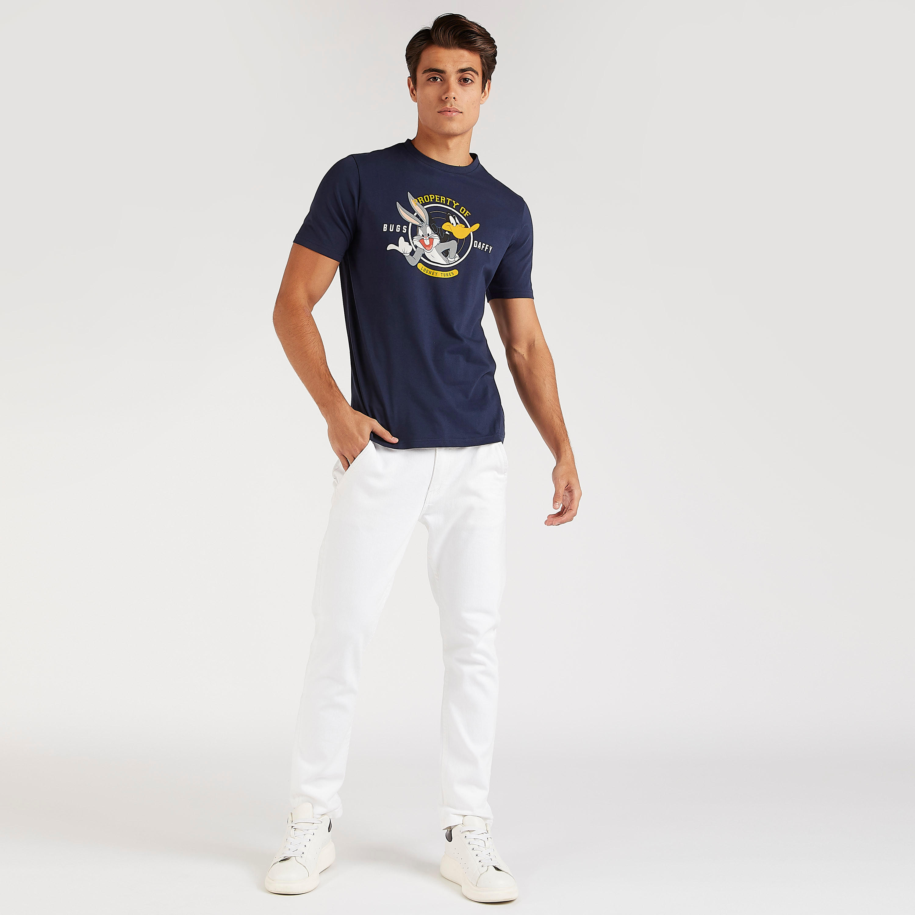 تيشيرت بياقة ضيقة وأكمام قصيرة وطبعات لوني تيونز-men-clothing-tshirtsandpolos-tshirts-image-2