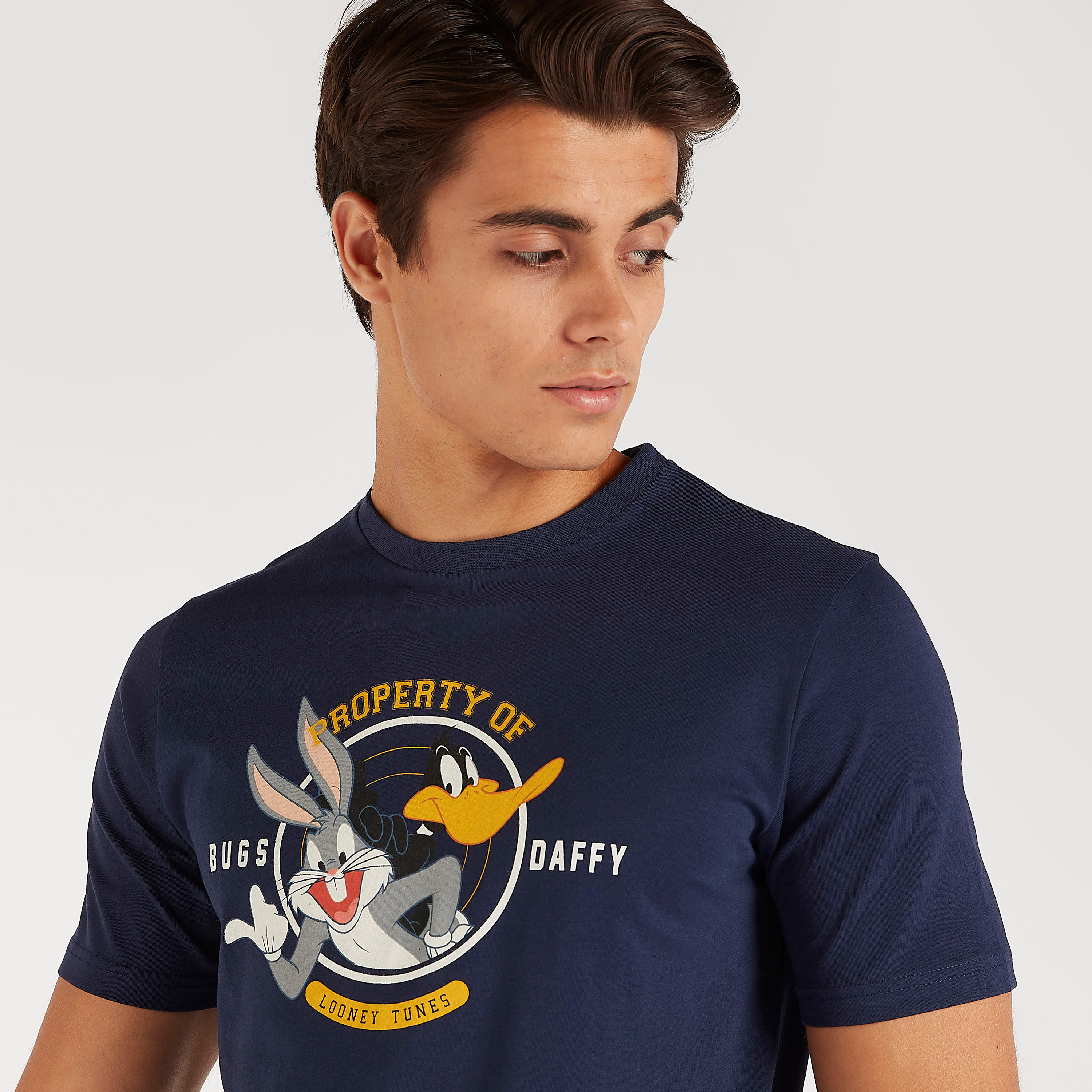 تيشيرت بياقة ضيقة وأكمام قصيرة وطبعات لوني تيونز-men-clothing-tshirtsandpolos-tshirts-image-3